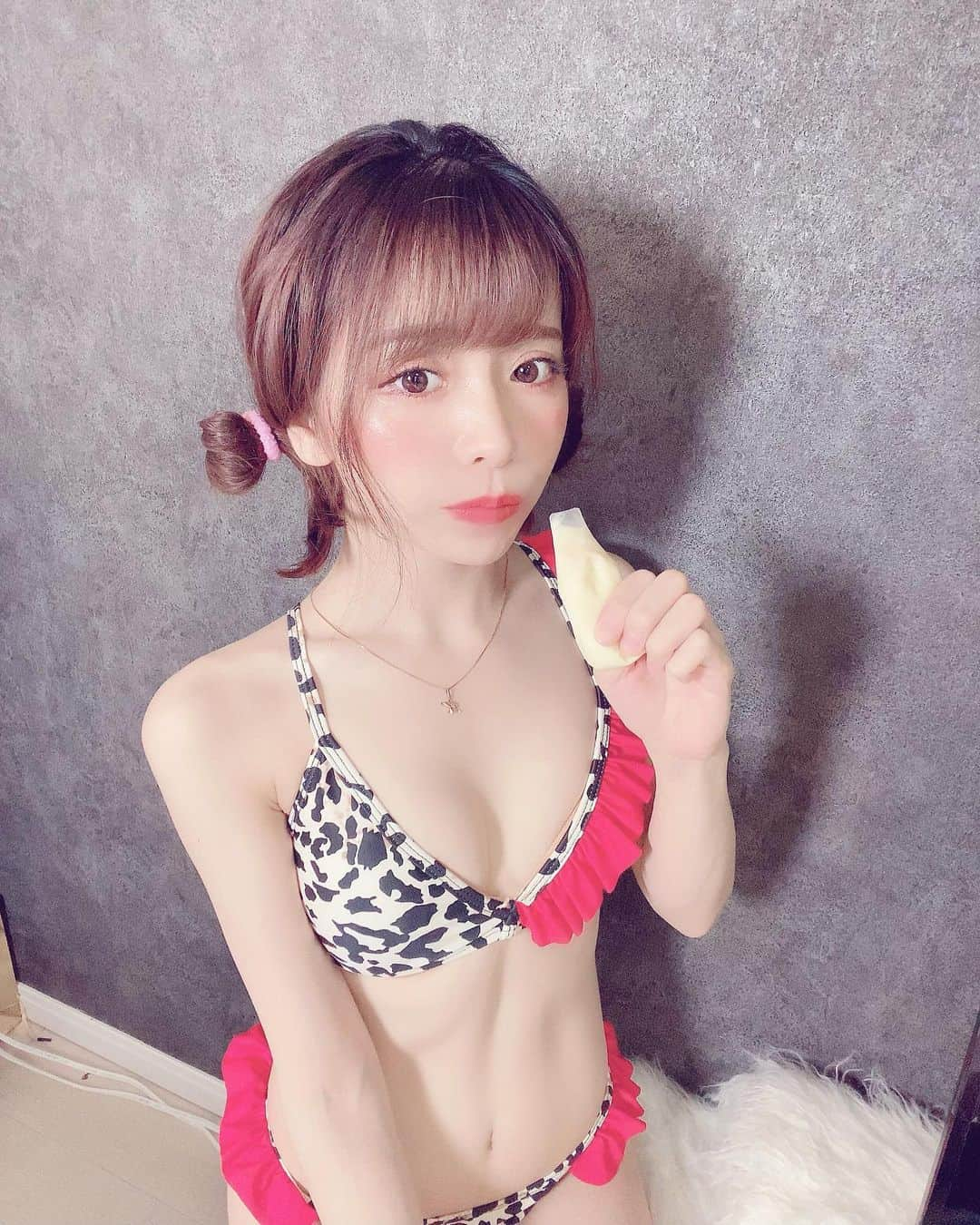 まんまるとまとさんのインスタグラム写真 - (まんまるとまとInstagram)「ice🍦Cream  I want to go to the sea🐳 ・ 🦠🦠🦠🦠🦠🦠😶 ・ 季節外れの👙 今年海も プールも行けなかったなぁ そして すごくねむい ・ ・ #ハロウィンコスプレ #コスプレ #ハロウィン #水着 #👙 #ビキニ  #アイス #二つ結び #腹筋 #helloween #cosplay #bikini  #japanesegirl #148cm #pool #underwater #インスタグラビア #自まつ毛  #bodymake #セルフィー #イチナナ #イチナナライバー #17live」10月25日 8時58分 - manmaru_tomato