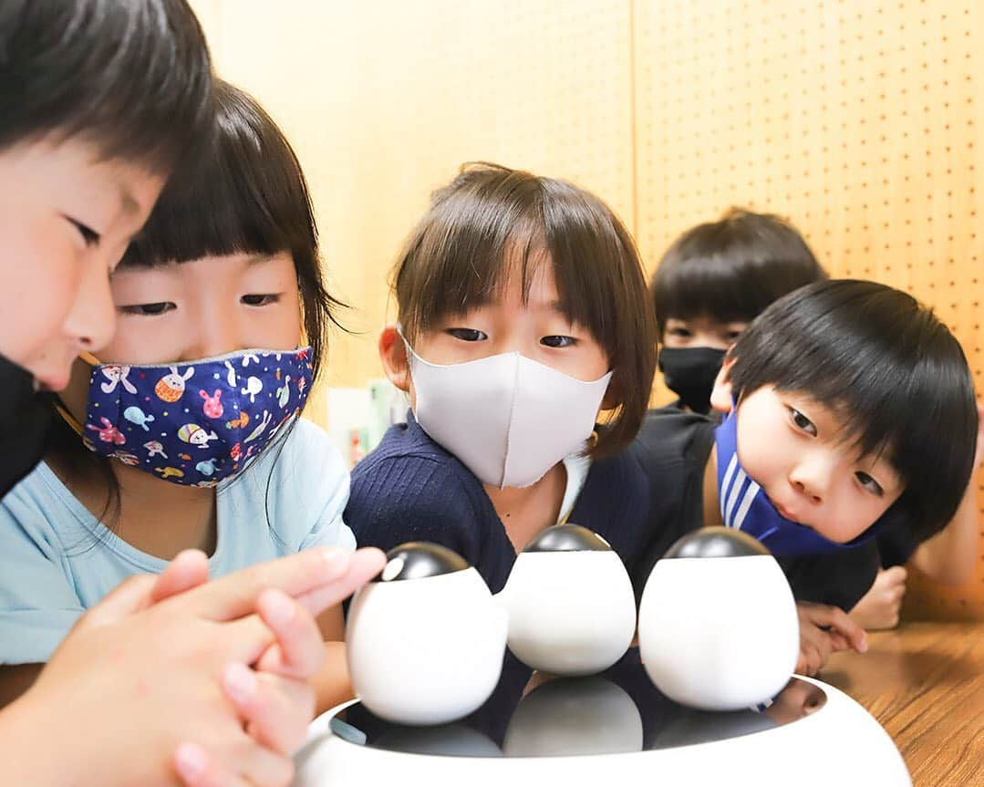 愛知県田原市さんのインスタグラム写真 - (愛知県田原市Instagram)「Robots act cute. * 弱いロボットが学校にやってきた🤖！ *  #弱いロボット って知ってる？  ロボットだけど、 出来ないことがある。 完璧じゃない。  完璧じゃないから、可愛い♥ 助けたい！  #人と物 の #触れ合い から生まれる 新たな#絆 🤝  #人の優しさ を引き出す#ロボット   #豊橋技術科学大学  #岡田美智男 教授と#大学生 が 弱いロボットと一緒に #野田小学校 へ来てくれました✨ * 子どもたちは興味津々 * #たはら暮らし  #渥美半島#田原市#田原#伊良湖岬#伊良湖#赤羽根#菜の花浪漫街道#たはら菜の花  #tahara#irago#akabane #サーフィン#surfing#田舎暮らし#日々の暮らし#休日の過ごし方#スローライフ#instagramjaran#igersjp」10月25日 9時10分 - tahara_kurashi