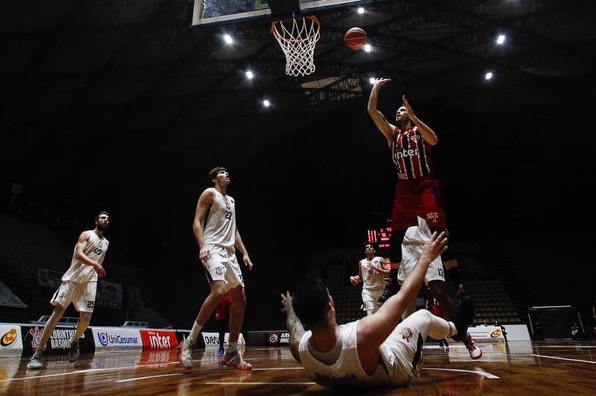 São Paulo FCさんのインスタグラム写真 - (São Paulo FCInstagram)「🏀 O São Paulo conseguiu uma grande vitória sobre o Corinthians na noite deste sábado (24), pelo Campeonato Paulista de Basquete. Mesmo atuando fora de casa, a equipe de Claudio Mortari fez 103 a 77 no rival e agora espera o confronto entre Paulistano e Pinheiros para saber sua colocação na chave B. Bennett (17 pontos, quatro rebotes e cinco assistências), Jefferson (13 pontos e nove rebotes) e Isaac (14 pontos) foram alguns dos destaques do time.  #BasqueteTricolor #VamosSãoPaulo 🇾🇪  📸 Miguel Schincariol/saopaulofc.net」10月25日 9時18分 - saopaulofc