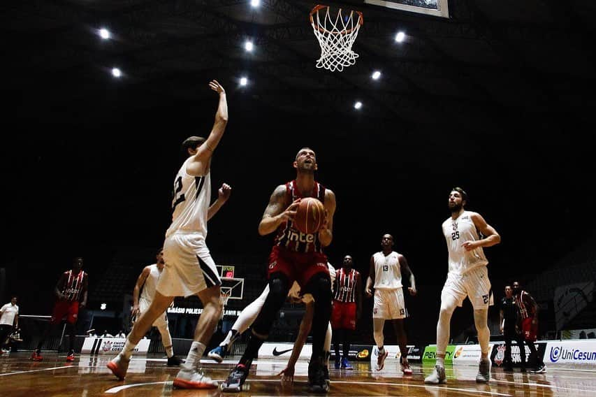 São Paulo FCさんのインスタグラム写真 - (São Paulo FCInstagram)「🏀 O São Paulo conseguiu uma grande vitória sobre o Corinthians na noite deste sábado (24), pelo Campeonato Paulista de Basquete. Mesmo atuando fora de casa, a equipe de Claudio Mortari fez 103 a 77 no rival e agora espera o confronto entre Paulistano e Pinheiros para saber sua colocação na chave B. Bennett (17 pontos, quatro rebotes e cinco assistências), Jefferson (13 pontos e nove rebotes) e Isaac (14 pontos) foram alguns dos destaques do time.  #BasqueteTricolor #VamosSãoPaulo 🇾🇪  📸 Miguel Schincariol/saopaulofc.net」10月25日 9時18分 - saopaulofc