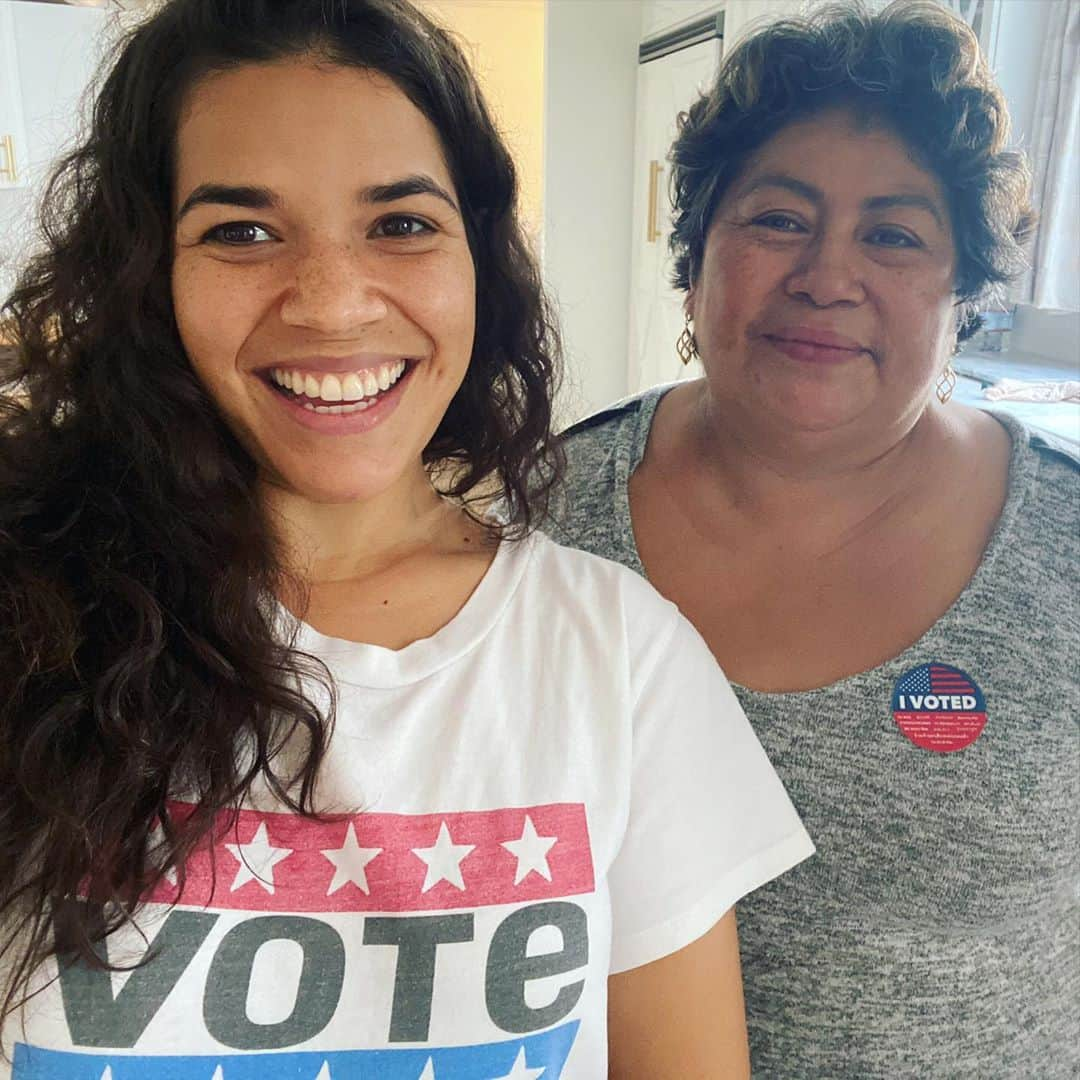 アメリカ・フェレーラさんのインスタグラム写真 - (アメリカ・フェレーラInstagram)「I just helped Roxy vote for the first time in her life and it was sooooo exciting! She became a US Citizen this year and when I asked her why she wanted to vote she said “Because I don’t like our leadership right now. That man is a racist. And I don’t know how much difference my vote will make but we have to do something. We have to do what we can.” Thank you Roxy for asking me to help you on your first time! It was truly thrilling for me!! @im_giulianabarrondo you can be so proud of your awesome mom!  P.S. I didn’t even realize I was wearing this shirt till I saw this picture. I live in voting clothes now. #vote #firsttimevoter #shesepuede #latinavote #10dayslefttovote #voteearlyday」10月25日 9時30分 - americaferrera