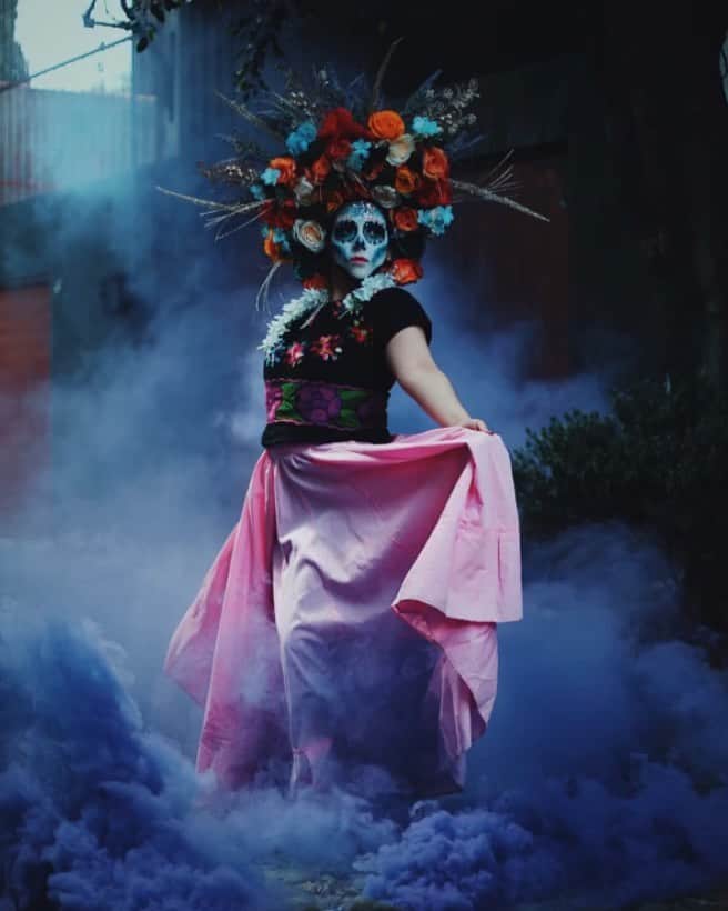 のインスタグラム：「💀 @butch_locsin_from_la 🔥 💃🏽 @sandyfenix  💇🏻‍♀️ @shandira.tamayo  . . . .  メキシコシティ #メキシコ #死者の日 #写真 #写真家  #dayofthedead #diademuertos #adorama #망자의날 #reportagespotlight #streetleaks #magnumphotos #mexico #mexicocity」