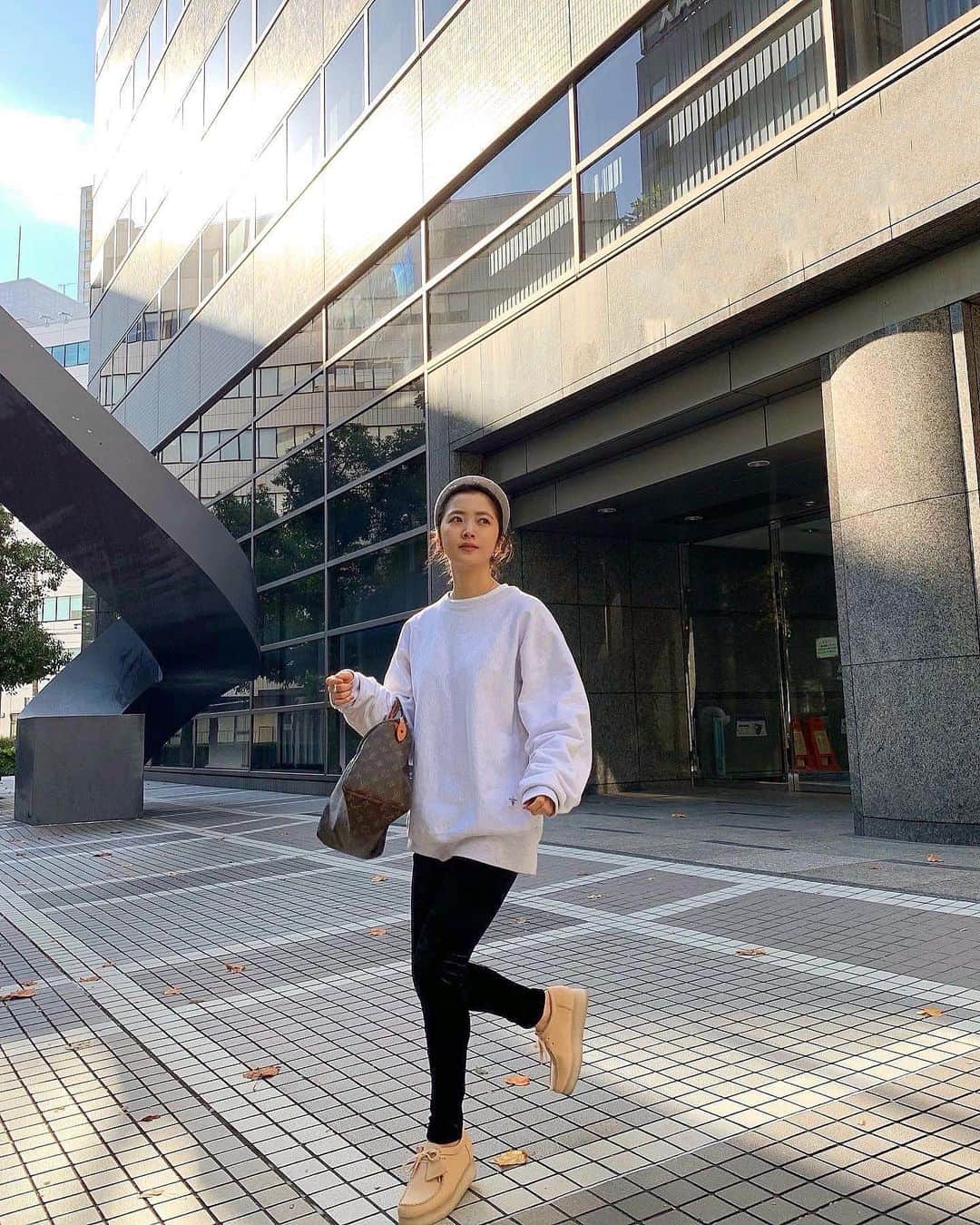 佐藤優津季のインスタグラム：「グレーマン🦏🦍🐘🦛🐾  #ootd ❤︎ #headband #stterahollywood  #sweatshirt #bedwinandtheheartbreakers  #tshirt #vintage #leggings #milaowen  #shoes #clarks #wallabee」