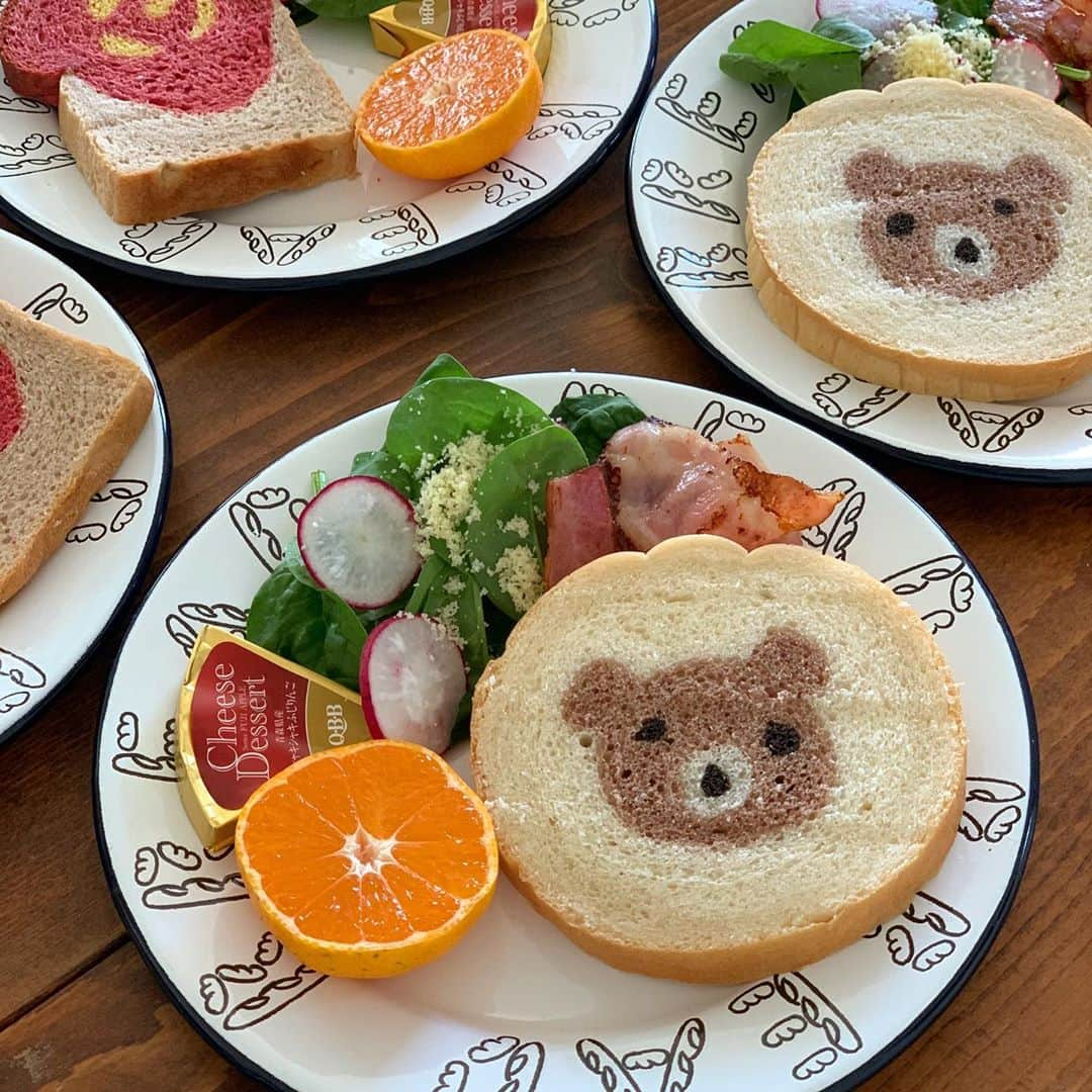 Ranさんのインスタグラム写真 - (RanInstagram)「. . Good morning☀️ Today's breakfast🧸 . . . おはようございます。 昨夜はインスタライブをご視聴下さり、ありがとうございました。 めちゃくちゃ緊張しましたー。 皆さんからのコメントや♡、とっても嬉しかったです！！   10/28発売の #しあわせのイラストパン　 皆さんからの感想、楽しみにしています☺️  昨日ライブでカットした、くまさんときのこのイラストパンは、今日の我が家の朝ごはんとなりました♩ . . . . #bread #breakfast #morningcoffee #morning #kawaii #japanesefood #kawaiifood #cheese #orange #toast #toastbread #illustrationbread #breadart #手作りパン #トーストアート #朝ごはん #朝ごパン #モーニングプレート #モーニングセット #くまパン #イラストパン #レシピ本 #パン #インスタ映え #食パン #bonnemaman #konelのくまパン #パン教室 #konel」10月25日 9時51分 - konel_bread