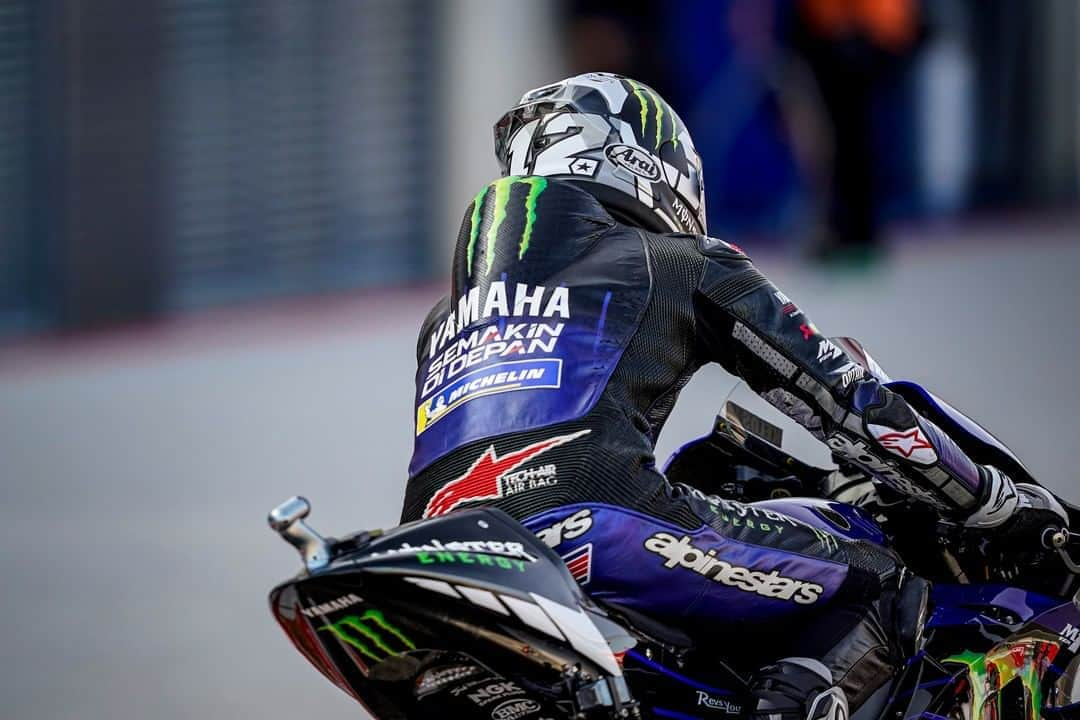 YamahaMotoGPさんのインスタグラム写真 - (YamahaMotoGPInstagram)「It's almost race time! ⏰   @maverick12official has made his way to the starting grid.  #MonsterYamaha  #MotoGP  #AlcanizGP」10月25日 20時46分 - yamahamotogp