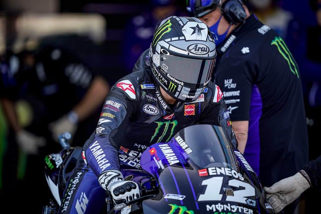 YamahaMotoGPさんのインスタグラム写真 - (YamahaMotoGPInstagram)「It's almost race time! ⏰   @maverick12official has made his way to the starting grid.  #MonsterYamaha  #MotoGP  #AlcanizGP」10月25日 20時46分 - yamahamotogp