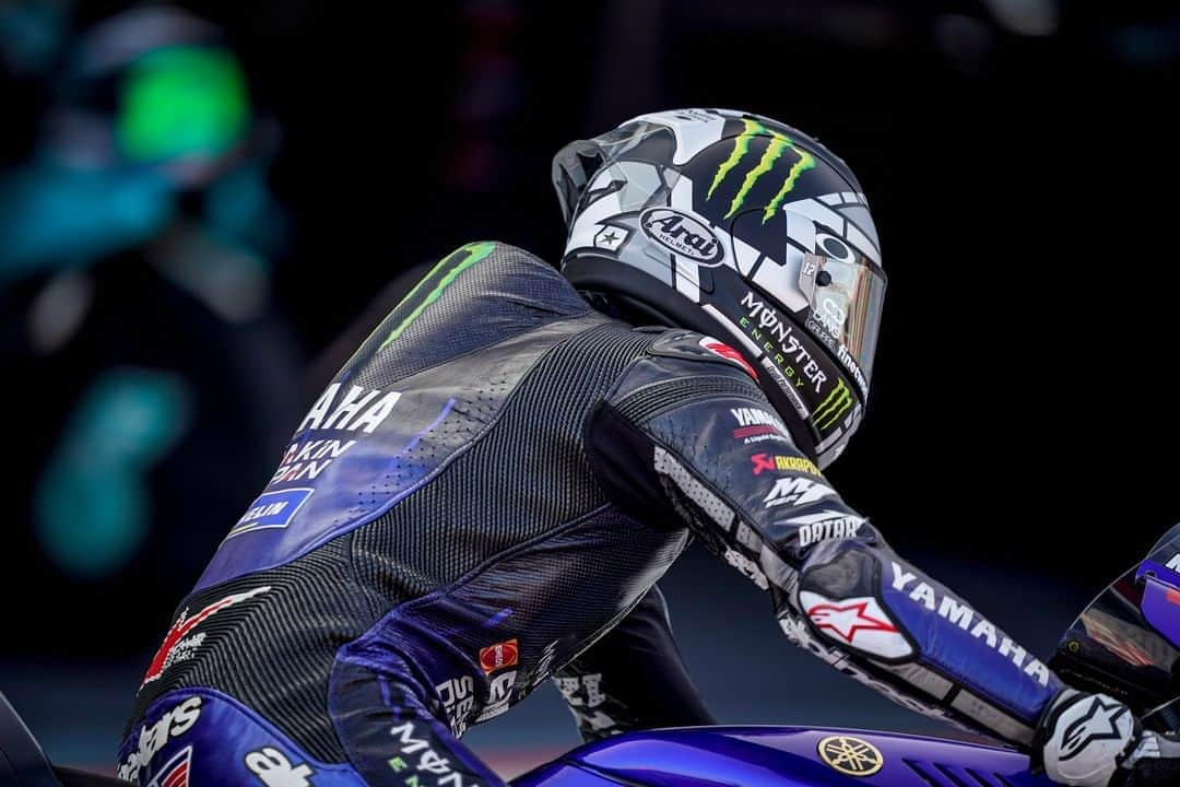 YamahaMotoGPさんのインスタグラム写真 - (YamahaMotoGPInstagram)「It's almost race time! ⏰   @maverick12official has made his way to the starting grid.  #MonsterYamaha  #MotoGP  #AlcanizGP」10月25日 20時46分 - yamahamotogp