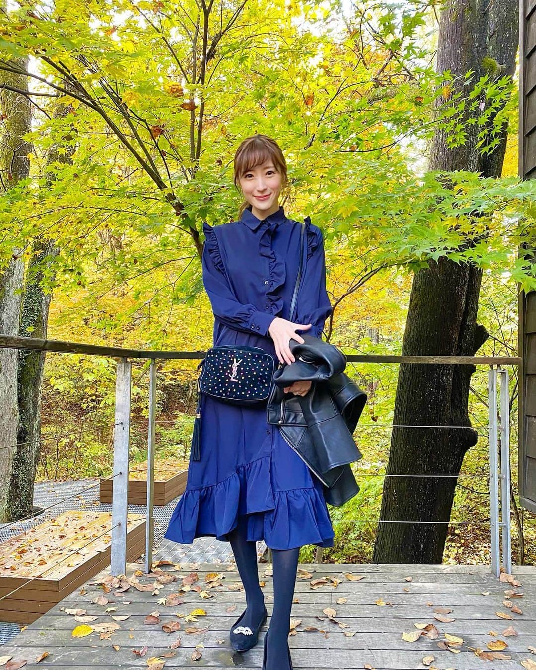 小林真由のインスタグラム：「💙🤍﻿ ﻿ 青に見えるけどネイビーのワンピース♡﻿ 授乳もできるしシワにもなりにくいしお気に入り。 ﻿ 履きたい靴があったのにいつの間にか違うのを履いて出かけてました。子供といると楽に履けるのばかりになっちゃう🐎 ﻿ op: @ys_stella_shop  outer: #frayid  shoes: #giuseppezanotti  bag: #ysl﻿ ﻿ #ジュゼッペザノッティ #サンローラン #フレイアイディー #ファッション #コーデ #ママコーデ #女の子ママ #男の子ママ #ママライフ #コーディネート #1歳 #生後2ヶ月 #ベビー #二人育児 #授乳服 #coordinate #fashion」
