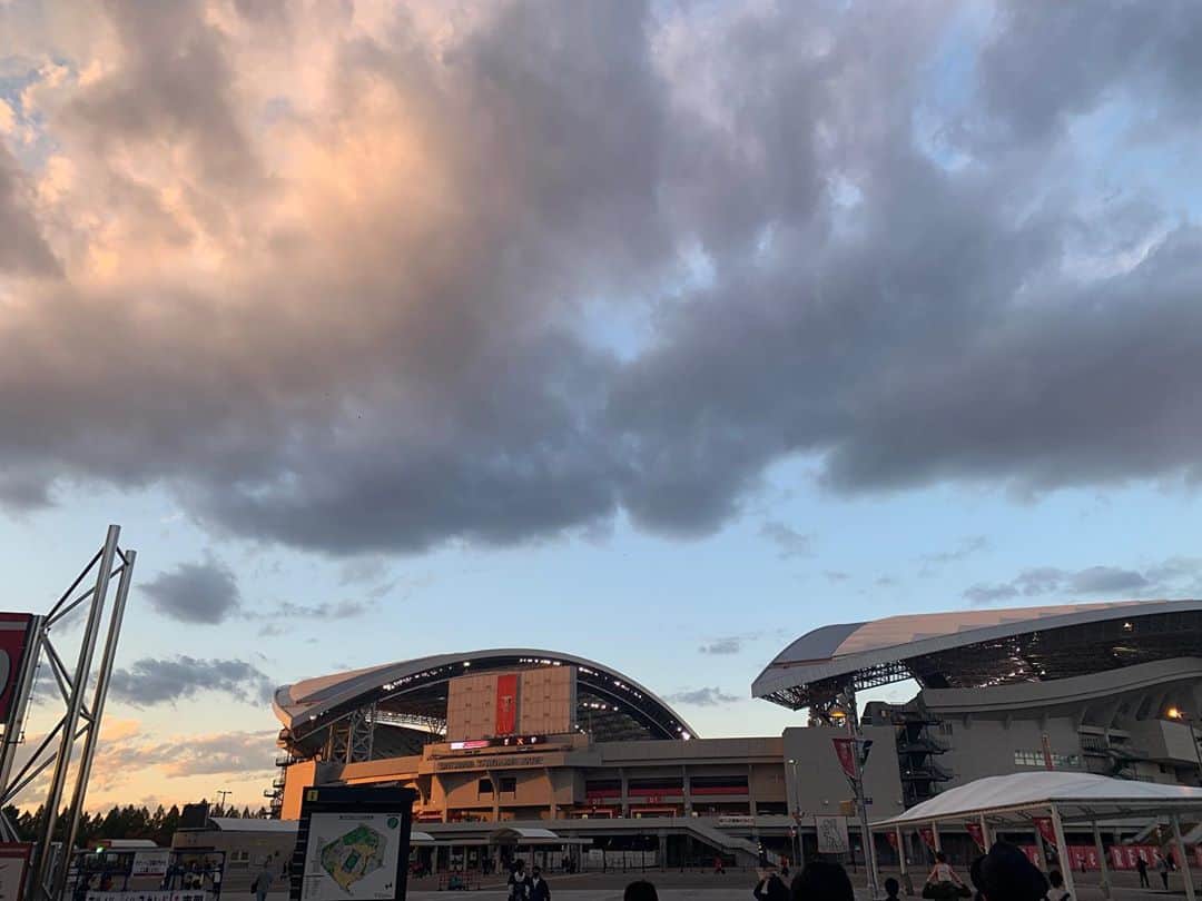 わちみなみのインスタグラム：「昨日は歩いて埼スタへ✨  すごく夕焼けが綺麗だった✨  そして、勝利🤩🔥🌟  前半で2点も❗️ 一点先制されてから、どうしよう〜！と ドキドキしながら笑見てたら すぐにPKでとれて、、✨ みんなナイスでした✨✨最高です〜！！ 最近の守りから切り替えての攻め方が みててたのしいです✨  一点綺麗に入っちゃいましたが、それから 守り切ったのもよかった☺︎☺︎☺︎  チームにすごく前向きな雰囲気があって みててとっても楽しかった☺️ スタジアムのサポーターのみなさんとの一体感も感じられました🤩！！！！  セレッソに勝ったの、うれしい！ このまま迷わず勝ちまくって欲しいな...☺️  残り試合少なく感じる。ちょっと寂しい☺︎  夕焼けめちゃ綺麗だったな〜。 この後、深夜のMBSラジオ出演して、 結局昼まで寝られなかった😂  #urawareds #浦和レッズ  #jリーグ」