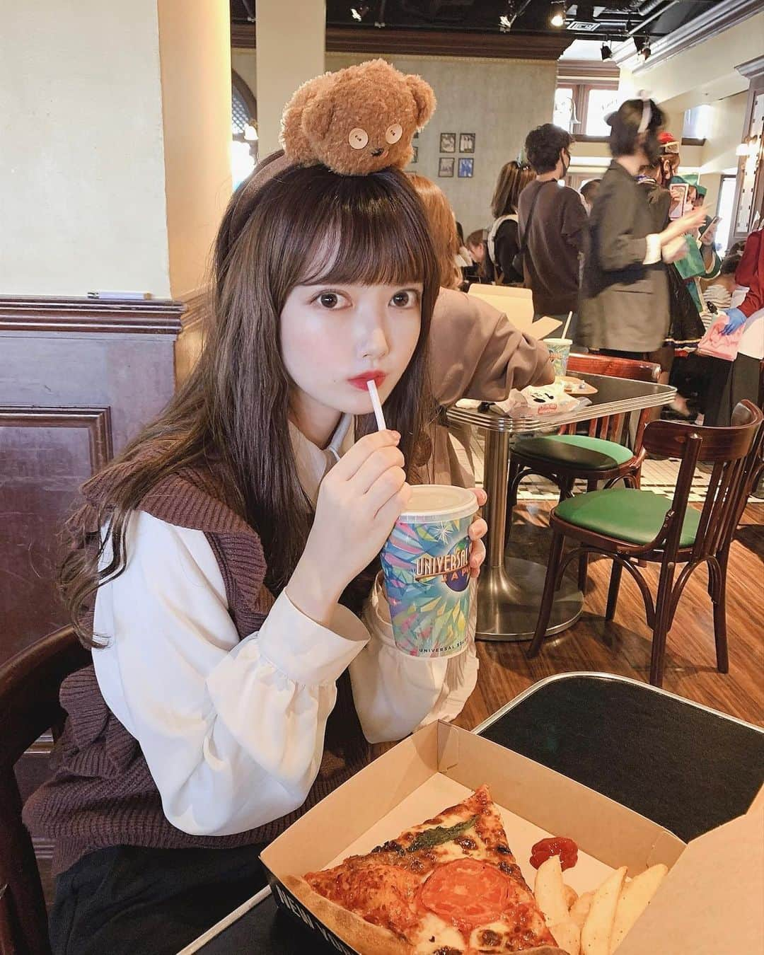 戸川栞那さんのインスタグラム写真 - (戸川栞那Instagram)「🐻 炭酸とピザの最強コンビ〜🥤  #usj #usjコーデ #usjハロウィン #usj写真部 #ユニバーサルスタジオジャパン #ユニバ #ユニバコーデ #ユニバカチューシャ #カチューシャ #ティム #ティムコーデ #大阪旅行 #🐻」10月25日 20時47分 - kan__nyan