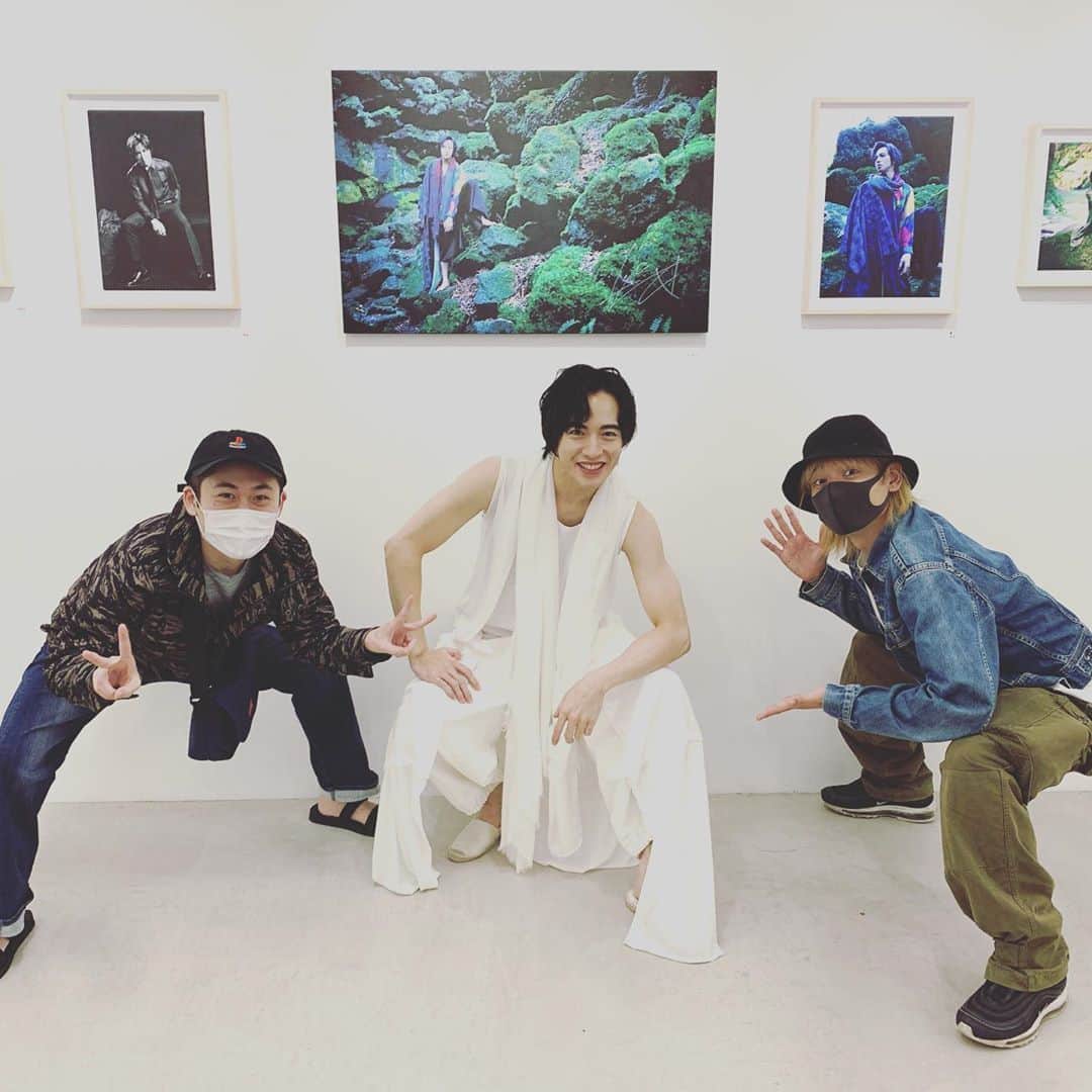 上遠野太洸さんのインスタグラム写真 - (上遠野太洸Instagram)「写真展『裸足』 最後までお付き合い下さりありがとうございました！  写真家の関根一弘さんと出会えて素晴らしい経験が出来ました。皆様にも作品を通して伝わっていたら嬉しいな  関根さん、tokyoartsgalleryさん、製作チームの皆さん、大変お世話になりました！ こういうのまたやりたいなー  さらに、ご好評につき、オンラインショップでの販売を10/28(水)20:00まで延長するそうです！  ▼オンライン販売(10/28まで) tokyoarts.theshop.jp/items/34940463  今日はね、モデゲキで共演した 三浦健人くん、サホドマサヤくん、谷遼さん、松原功さんが来てくれました！ ありがとー(^^)  #写真展　#渋谷　#感謝 #モデゲキ　#楽しかった」10月25日 20時42分 - taikokatono