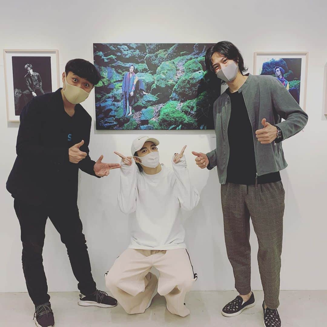 上遠野太洸さんのインスタグラム写真 - (上遠野太洸Instagram)「写真展『裸足』 最後までお付き合い下さりありがとうございました！  写真家の関根一弘さんと出会えて素晴らしい経験が出来ました。皆様にも作品を通して伝わっていたら嬉しいな  関根さん、tokyoartsgalleryさん、製作チームの皆さん、大変お世話になりました！ こういうのまたやりたいなー  さらに、ご好評につき、オンラインショップでの販売を10/28(水)20:00まで延長するそうです！  ▼オンライン販売(10/28まで) tokyoarts.theshop.jp/items/34940463  今日はね、モデゲキで共演した 三浦健人くん、サホドマサヤくん、谷遼さん、松原功さんが来てくれました！ ありがとー(^^)  #写真展　#渋谷　#感謝 #モデゲキ　#楽しかった」10月25日 20時42分 - taikokatono