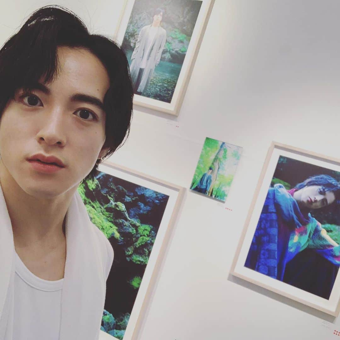 上遠野太洸さんのインスタグラム写真 - (上遠野太洸Instagram)「写真展『裸足』 最後までお付き合い下さりありがとうございました！  写真家の関根一弘さんと出会えて素晴らしい経験が出来ました。皆様にも作品を通して伝わっていたら嬉しいな  関根さん、tokyoartsgalleryさん、製作チームの皆さん、大変お世話になりました！ こういうのまたやりたいなー  さらに、ご好評につき、オンラインショップでの販売を10/28(水)20:00まで延長するそうです！  ▼オンライン販売(10/28まで) tokyoarts.theshop.jp/items/34940463  今日はね、モデゲキで共演した 三浦健人くん、サホドマサヤくん、谷遼さん、松原功さんが来てくれました！ ありがとー(^^)  #写真展　#渋谷　#感謝 #モデゲキ　#楽しかった」10月25日 20時42分 - taikokatono