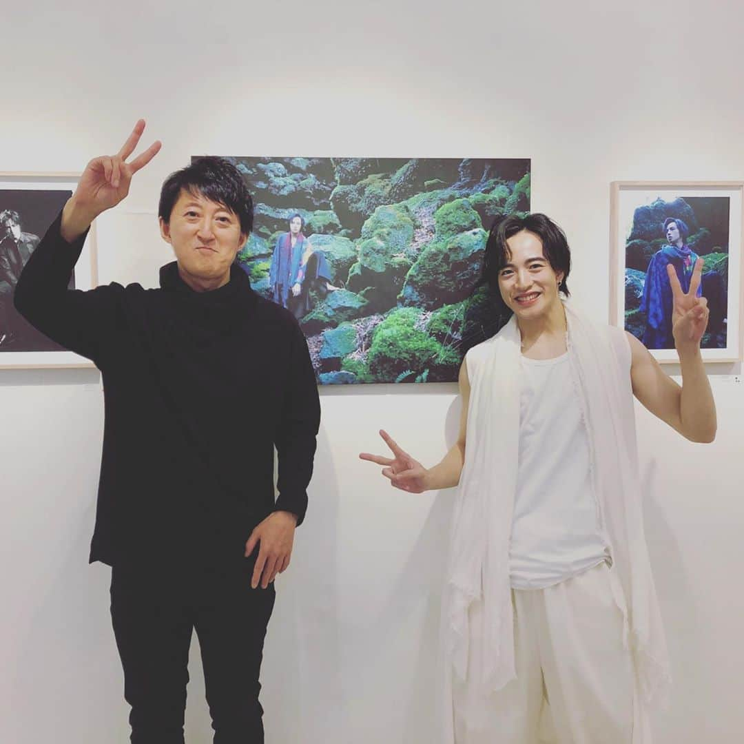 上遠野太洸さんのインスタグラム写真 - (上遠野太洸Instagram)「写真展『裸足』 最後までお付き合い下さりありがとうございました！  写真家の関根一弘さんと出会えて素晴らしい経験が出来ました。皆様にも作品を通して伝わっていたら嬉しいな  関根さん、tokyoartsgalleryさん、製作チームの皆さん、大変お世話になりました！ こういうのまたやりたいなー  さらに、ご好評につき、オンラインショップでの販売を10/28(水)20:00まで延長するそうです！  ▼オンライン販売(10/28まで) tokyoarts.theshop.jp/items/34940463  今日はね、モデゲキで共演した 三浦健人くん、サホドマサヤくん、谷遼さん、松原功さんが来てくれました！ ありがとー(^^)  #写真展　#渋谷　#感謝 #モデゲキ　#楽しかった」10月25日 20時42分 - taikokatono