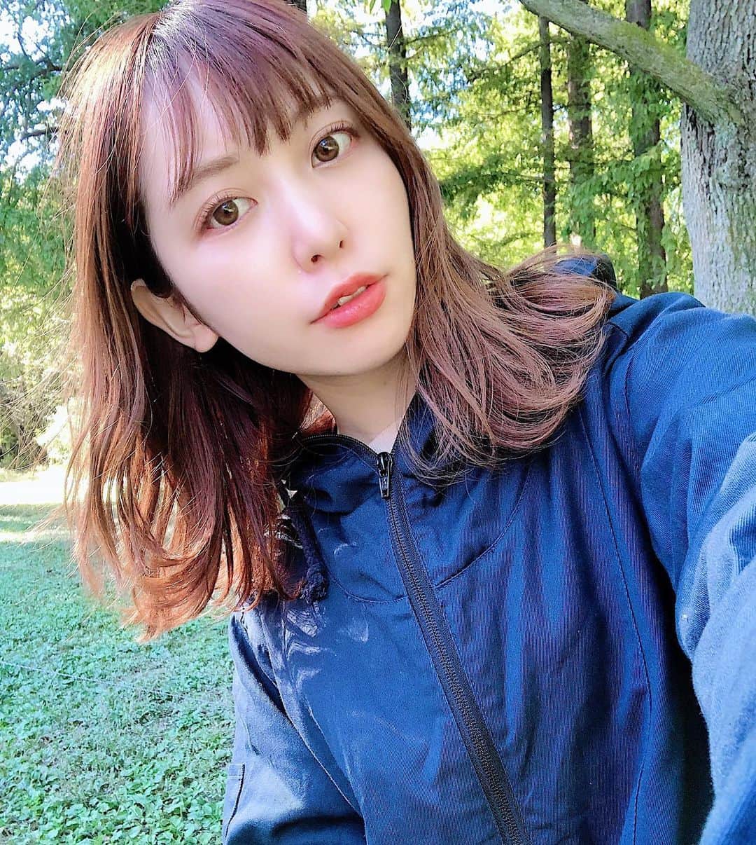 木村ミサのインスタグラム：「めちゃめちゃ晴れてて気持ちよかった🌈﻿ 秋晴れと髪色がいい感じ🍁﻿ thank you @soucuts ！﻿ ﻿ みなさんはどんな週末を過ごしましたか？🐰﻿ ﻿ ﻿ ﻿ ﻿ #camp #camping #daycamp #picnic #キャンプコーデ #アウトドア #デイキャンプ #キャンプ #デイキャンプ  #デイキャン #キャンプ女子 #ワークマン #ワークマン女子 #ワークマンプラス」