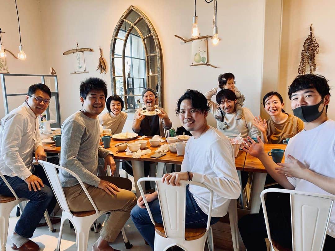 福田基広のインスタグラム：「＼チームふたつぶ、10人になったよ！の巻／﻿ 2018年2月、東京から大学辞めて糸島に移住してくれた少年ちゃんとカミさん、3人でスタートした、株式会社ふたつぶ。﻿ 表ではフフン♪と、順調そうな振る舞いしながら、裏では現金が底をつき、ぼくの車を給与がわりに渡したり。銀行さんに相手にされなくて、恥ずかしい思いしたり。ﾅﾂｶｼｲ😂﻿ 　﻿ 会社って面白い。﻿ 不思議となぜか、ふたつぶの雰囲気やスタンスに似た人が集まってくれる。﻿ すると、仕事が楽しいから、事業が加速する。﻿ 　﻿ 逆に売上を優先してしまうと、合わない人や会社が近づいてきて、結果立ち往生する。﻿ 　﻿ この雰囲気のまま﻿ このスタンスのまま﻿ 　﻿ 少しづつ活動拡大していけたら最高だし、そうなれるよう、第６感のアンテナを常に張っておこう✨﻿ 　﻿ ワクワクすることを、チャレンジしていく。﻿ それがふたつぶ、一番の成長に繋がる。﻿ 　﻿ 　﻿ さあ、チームふたつぶ﻿ 次のステージに来ましたよぉ〜」
