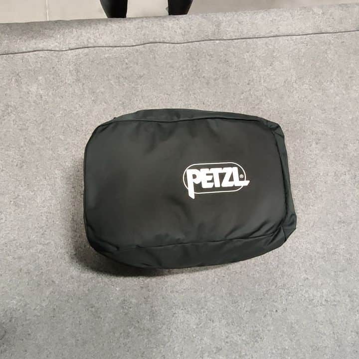 クロエ・コリエーのインスタグラム：「Can't wait to try the new @petzl_official products, especially their first bouldering chalk bag and the IKO CORE headlamp🔥Merci @petzl_official 🧡🖤」