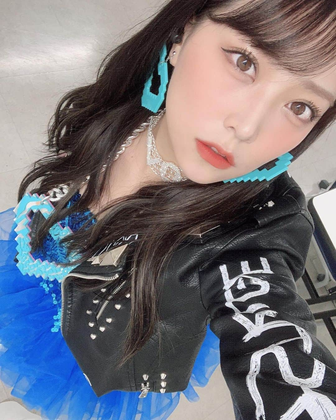 白間美瑠さんのインスタグラム写真 - (白間美瑠Instagram)「#吉田朱里卒業コンサート  #NMB48LIVE2020 ・ ・ 1期生コンビ　#あかみる　での！ 『スキャンダラスに行こう！』 新衣装😋可愛いなぁぁ！！ ジャケットの後ろの落書きは、2人で書き合いっこしたよ〜❤️」10月25日 19時12分 - shiro36run