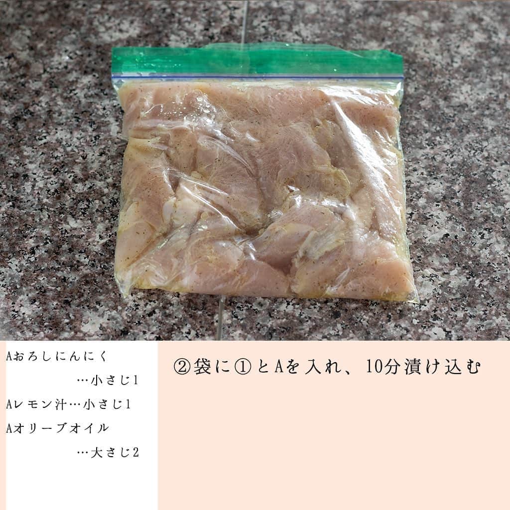 もあいさんのインスタグラム写真 - (もあいInstagram)「レシピ付き ⋆⸜ しっとりハーブチキン ⸝⋆﻿ 難易度 ✭✭✩ ≀ ◷  20 分 ≀ ¥ 500円﻿ ﻿ ようこそ٩(^‿^)۶﻿ Ⓜ︎ⓄⒶⒾ🅢ⓀⒾⓉⒸⒽⒺⓃ 𓎩へ﻿ こんばんは、もあいです︎ 𓇚﻿ ﻿ 今日は節約にもダイエットにもおすすめの鶏むね肉を使用したメニューです♪﻿ ハーブ入りのアルペンザルツを使用すれば、別でハーブを用意する必要なくお手軽に作ることができます♪﻿ ﻿ 使用した塩 @alpensalz_jp  こちらのアカウントで様々なレシピが紹介されていますので﻿ 是非、ご覧ください♥︎﻿ ﻿ オイルと漬け込むことでしっとり柔らかく仕上がります。﻿ ポリ袋を使うことで洗い物を減らしますよ〜✿﻿ ﻿ では、いってみよう ☞﻿ ﻿ —-✄———-✄———-✄—-﻿ ✍︎ recipe﻿ 〰〰〰﻿ ﻿ ✿ 材料(2人分) ﻿ ﻿ ・鶏胸肉…1枚﻿ ・ハーブ入りアルペンザルツ…小さじ1/2﻿ ﻿ Aおろしにんにく…小さじ1﻿ Aレモン汁…小さじ1﻿ Aオリーブオイル…大さじ2﻿ ﻿ 葉物野菜…お好みで﻿ ﻿ ﻿ ✿ 作り方﻿ ﻿ ﻿ ①鶏胸肉を削ぎ切りにし、ハーブ入りアルペンザルツの塩ハーブで下味をつける﻿ ﻿ ②袋に①とAを入れ、10分漬け込む﻿ ﻿ ③フライパンで汁ごと中火で、鶏肉の中まで火が入るまで焼く﻿ ﻿ ④お皿に葉物野菜を盛り付け、③をのせる﻿ ﻿  #OL仕事めし #働楽ごはん #モアイズキッチン﻿ ﻿ ♔∴∵∴♔∴∵∴♔∴∵∴♔∴∵∴♔∴∵∴♔∴∵∴♔﻿ ﻿  #アルペンザルツ #アルペンザルツの塩 #美味しい塩 #PR #今日のごはん #手作りごはん #簡単ごはん #簡単レシピ #おかず #レシピ #食卓 #節約 #献立 #家庭料理 #テレワーク飯 #アラサー #自炊 #夜ご飯 #家ごはん #節約ごはん #レシピ動画 #節約生活 #時短料理 #おいしい #料理 #料理動画 #おうちごはん﻿」10月25日 19時13分 - moaiskitchen