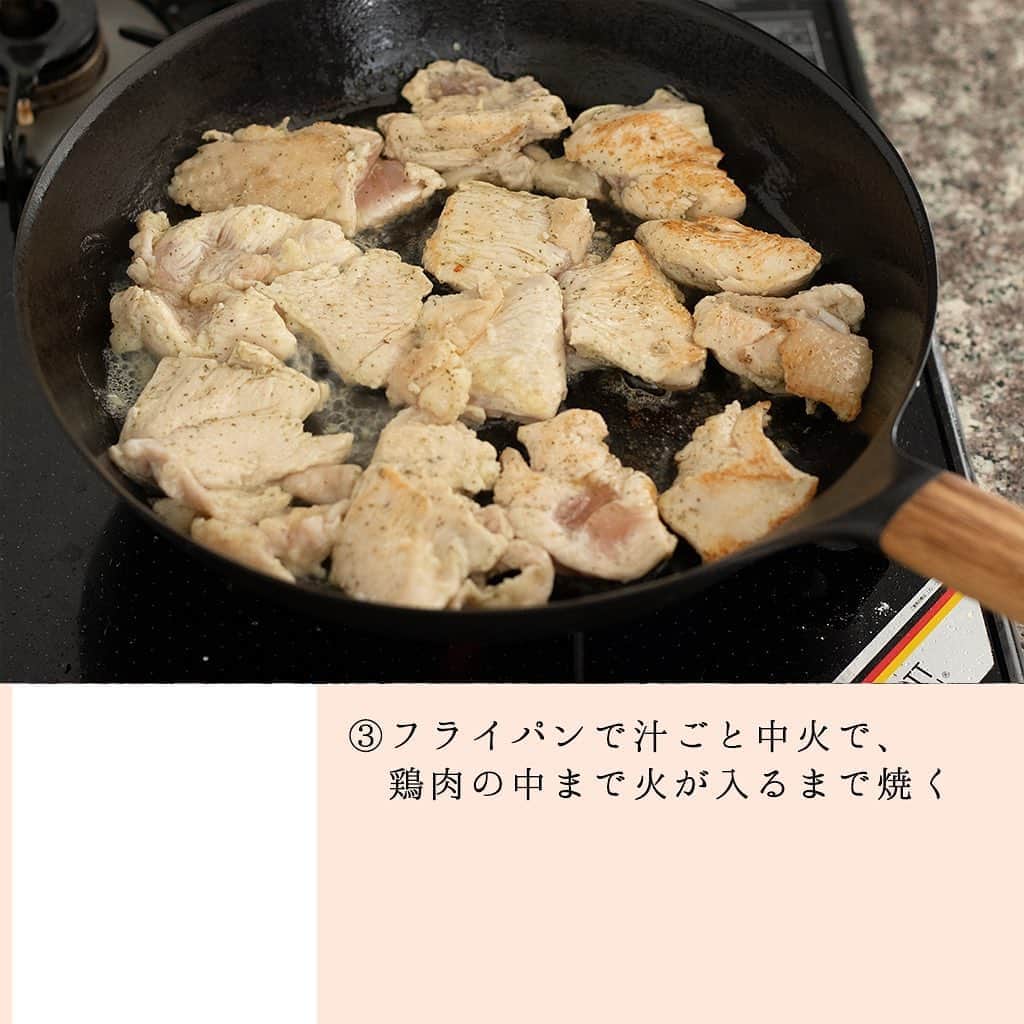 もあいさんのインスタグラム写真 - (もあいInstagram)「レシピ付き ⋆⸜ しっとりハーブチキン ⸝⋆﻿ 難易度 ✭✭✩ ≀ ◷  20 分 ≀ ¥ 500円﻿ ﻿ ようこそ٩(^‿^)۶﻿ Ⓜ︎ⓄⒶⒾ🅢ⓀⒾⓉⒸⒽⒺⓃ 𓎩へ﻿ こんばんは、もあいです︎ 𓇚﻿ ﻿ 今日は節約にもダイエットにもおすすめの鶏むね肉を使用したメニューです♪﻿ ハーブ入りのアルペンザルツを使用すれば、別でハーブを用意する必要なくお手軽に作ることができます♪﻿ ﻿ 使用した塩 @alpensalz_jp  こちらのアカウントで様々なレシピが紹介されていますので﻿ 是非、ご覧ください♥︎﻿ ﻿ オイルと漬け込むことでしっとり柔らかく仕上がります。﻿ ポリ袋を使うことで洗い物を減らしますよ〜✿﻿ ﻿ では、いってみよう ☞﻿ ﻿ —-✄———-✄———-✄—-﻿ ✍︎ recipe﻿ 〰〰〰﻿ ﻿ ✿ 材料(2人分) ﻿ ﻿ ・鶏胸肉…1枚﻿ ・ハーブ入りアルペンザルツ…小さじ1/2﻿ ﻿ Aおろしにんにく…小さじ1﻿ Aレモン汁…小さじ1﻿ Aオリーブオイル…大さじ2﻿ ﻿ 葉物野菜…お好みで﻿ ﻿ ﻿ ✿ 作り方﻿ ﻿ ﻿ ①鶏胸肉を削ぎ切りにし、ハーブ入りアルペンザルツの塩ハーブで下味をつける﻿ ﻿ ②袋に①とAを入れ、10分漬け込む﻿ ﻿ ③フライパンで汁ごと中火で、鶏肉の中まで火が入るまで焼く﻿ ﻿ ④お皿に葉物野菜を盛り付け、③をのせる﻿ ﻿  #OL仕事めし #働楽ごはん #モアイズキッチン﻿ ﻿ ♔∴∵∴♔∴∵∴♔∴∵∴♔∴∵∴♔∴∵∴♔∴∵∴♔﻿ ﻿  #アルペンザルツ #アルペンザルツの塩 #美味しい塩 #PR #今日のごはん #手作りごはん #簡単ごはん #簡単レシピ #おかず #レシピ #食卓 #節約 #献立 #家庭料理 #テレワーク飯 #アラサー #自炊 #夜ご飯 #家ごはん #節約ごはん #レシピ動画 #節約生活 #時短料理 #おいしい #料理 #料理動画 #おうちごはん﻿」10月25日 19時13分 - moaiskitchen
