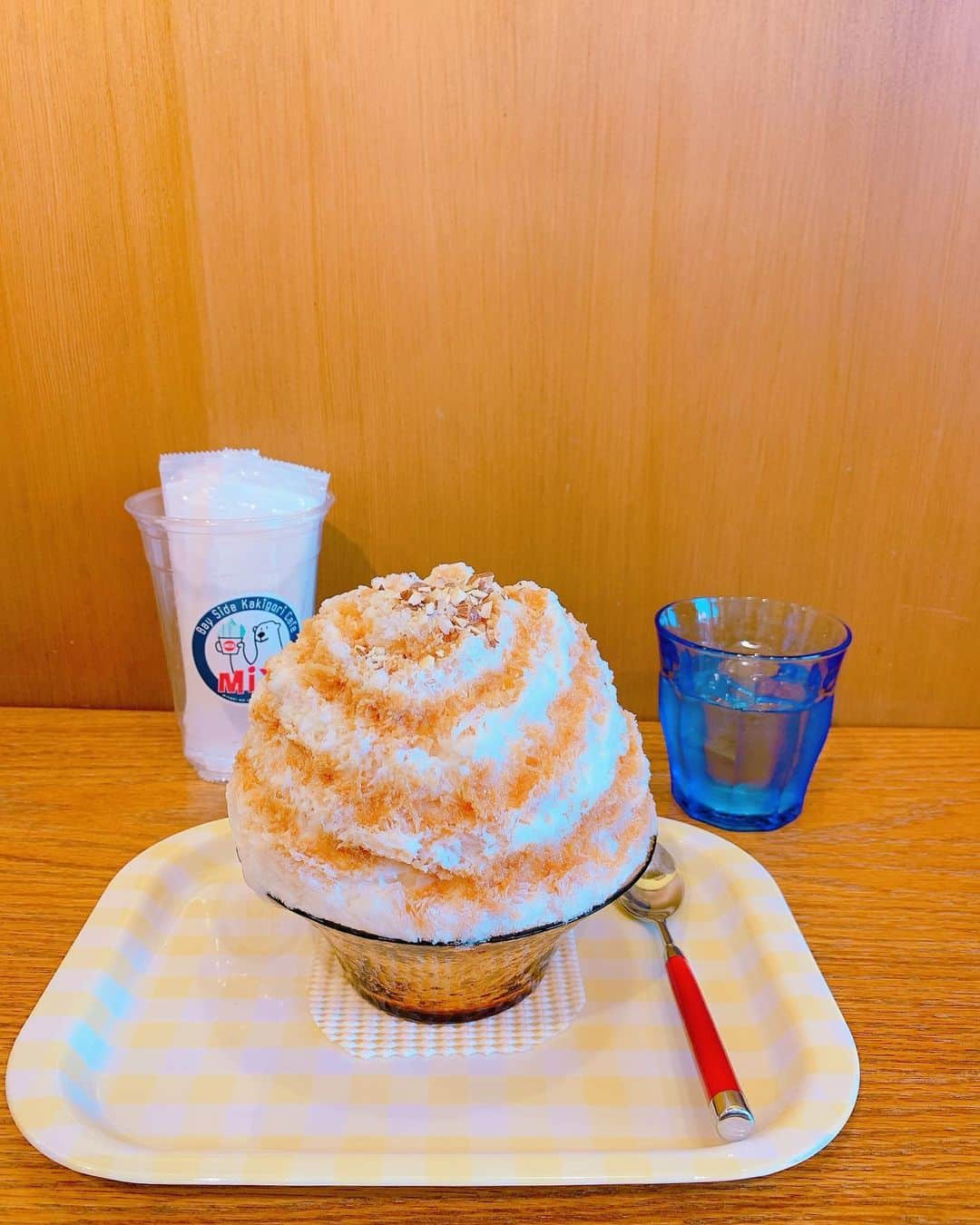 石田ひかりさんのインスタグラム写真 - (石田ひかりInstagram)「お天気の良いにちようびに仕事をしてると どうしても、もったいない気持ちになってしまうけど😭 いま、撮影できることは本当にうれしいことだなと思う☺️！ わたしたちはフェイスシールド メイクさんはマスクに手袋 あちらこちらで手指消毒🤲🏻👩🏻‍🔬🧴🚰 フェイスシールドはロケだと反射したり🤦🏻‍♀️ 風にあおられたりするし🤷🏻‍♀️ なにかと不自由があるけれど やっぱり現場は楽しいです❣️ 今日はほんとに暑かったー ロケ終わりのご褒美かき氷で あしたも早いが頑張ります✊🏻‼️ #塩キャラメルだお❣️」10月25日 19時15分 - hikaringo0525
