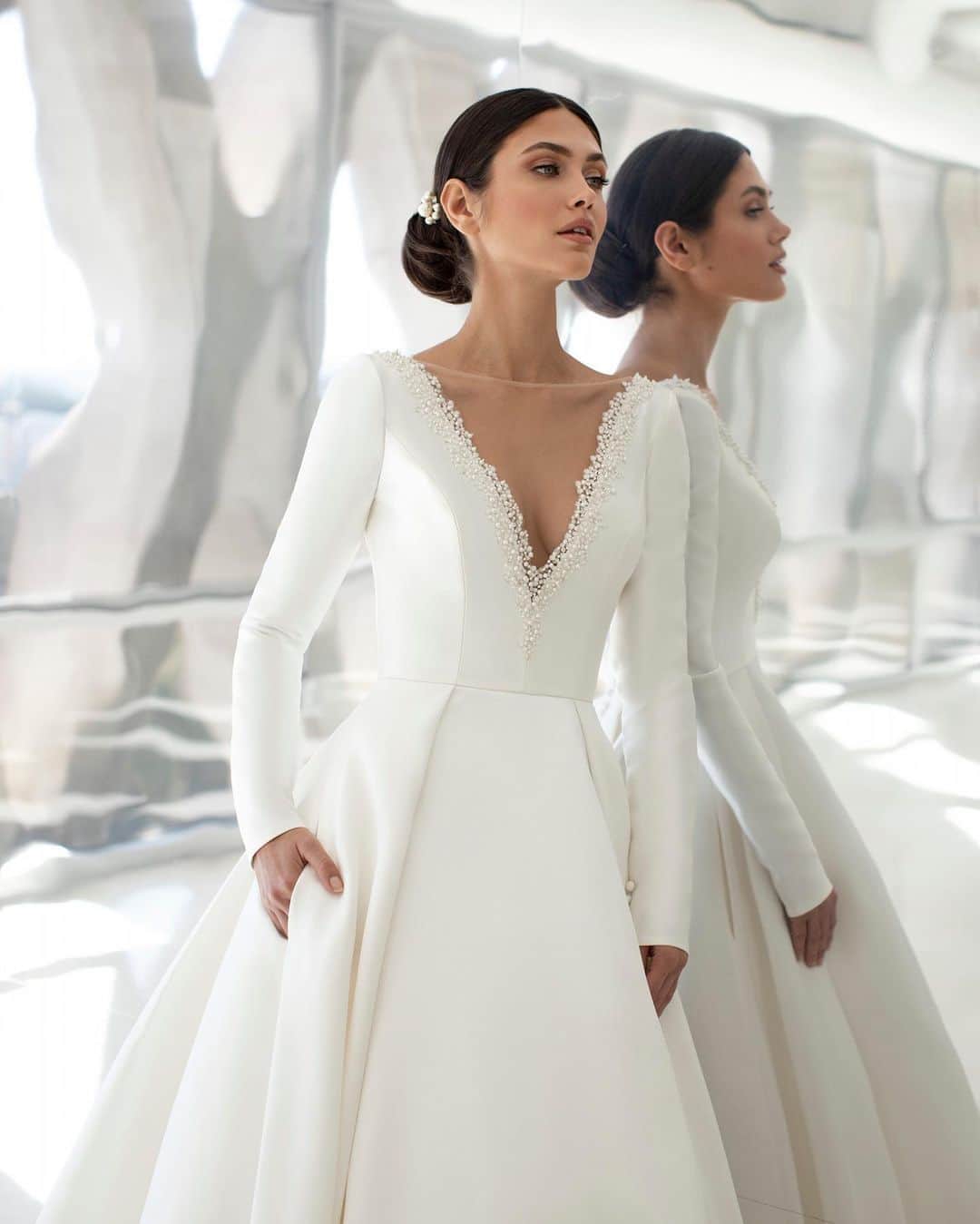 Pronoviasさんのインスタグラム写真 - (PronoviasInstagram)「Meet the Hepburn dress and its timeless elegance. Click on the link in bio to schedule your appointment and try it on. #Pronovias」10月25日 19時15分 - pronovias