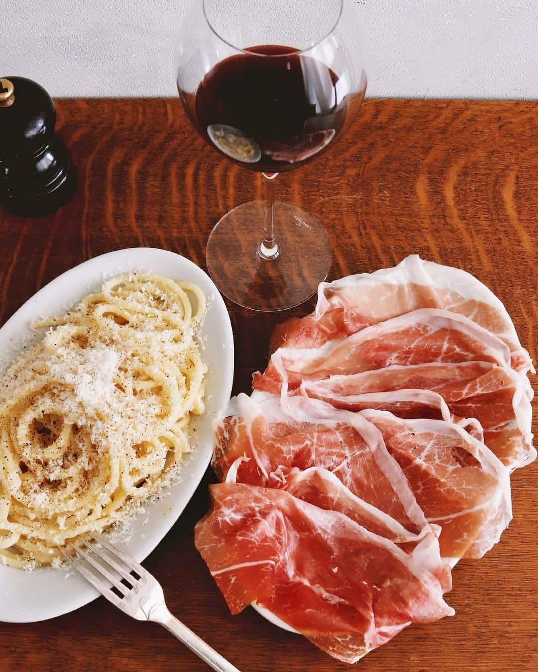 樋口正樹さんのインスタグラム写真 - (樋口正樹Instagram)「world pasta day 2020 . 世界パスタデーの今日は バターとチーズのパスタ、 極上パルマハムと一緒に。 . 今夜もサルメリア６９の 極々薄にスライスされた﻿ パルマハムを使ってます。 ほんとにほんと美味しい！ @salumeria69﻿ @parmaham.jp﻿﻿ .﻿ パスタはヴィチドーミニ 極太のスパゲットーニを 柔らかめに茹でたもので、 ルアーパックのバターと パルミジャーノたっぷり、 仕上げに黒胡椒をパッパ。 簡単だけど美味しい一皿。 これほんとパルマハムと 相性抜群で満足度大です。 . . #サルメリア69 #パルマハム #パルマハムスペシャリスト #パルマ産生ハム #生ハム #パルマ産プロシュット ﻿#パルマハム協会 #ブーロエパルミジャーノ #パスタ #パルミジャーノレッジャーノ #salumeria69 #ProsciuttodiParma #Prosciutto #risottoallamilanese #burrata #topitalianfood #parmigianoreggiano #pastaalburroeparmigiano #parmafood #burroeparmigiano #WorldPastaDay #worldpastaday2020」10月25日 19時17分 - higuccini