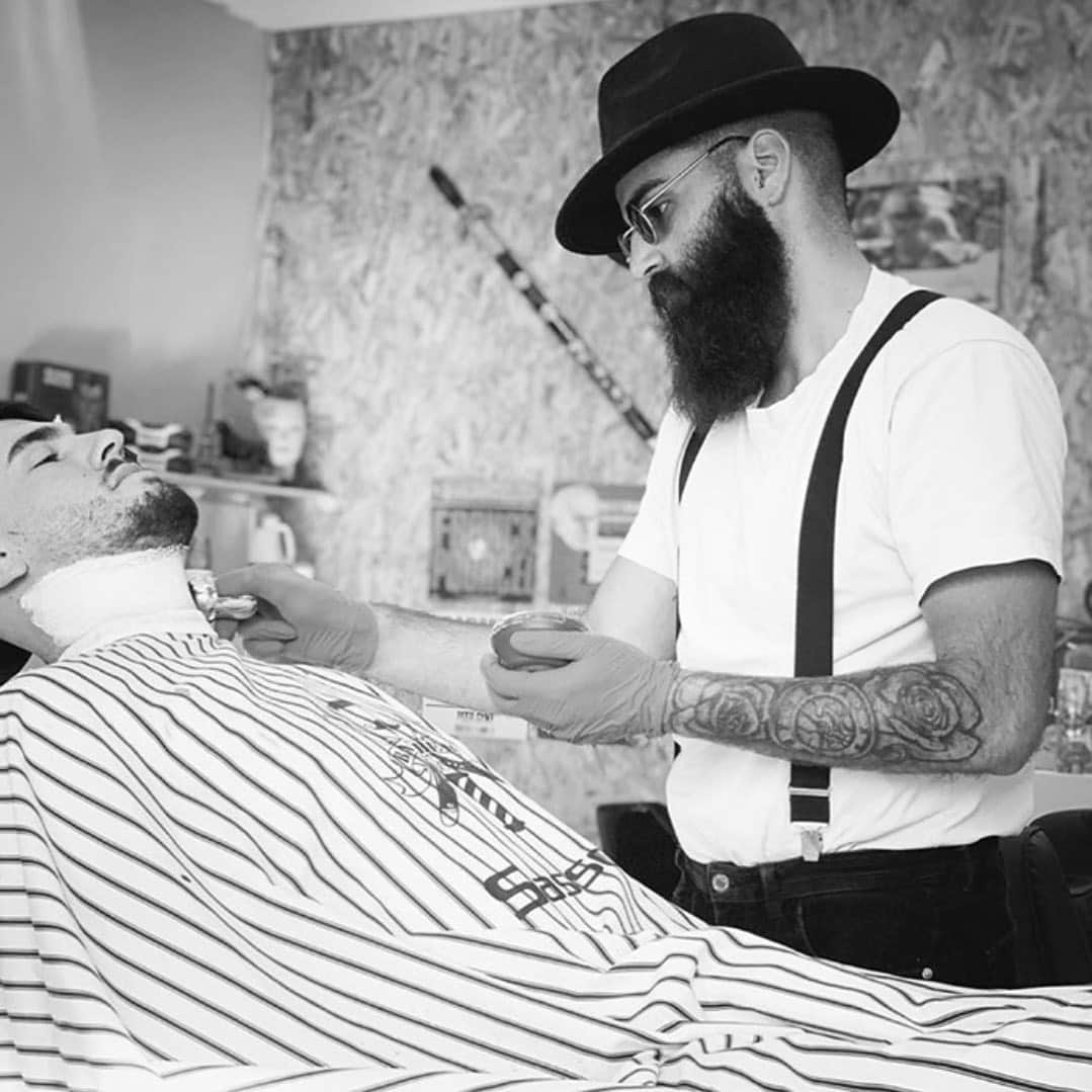 Proraso Japanのインスタグラム：「クラシカルなシェービング愛好家の方に愛され続けているProraso  イタリア男性や世界の人気バーバーに長きにわたって使われ続けているフィレンツェ発のシェービングアイテムを是非一度お試しください！ . . Repost from @prorasousa . . #proraso #prorasousa #prorasofirenze #シェービングクリーム #シェービング #ProShave #Italian #ItalianShave #イタリア製 #バーバースタイル #バーバーショップ #髭脱毛 #メンズスタイル #シェービングフォーム #Barber #メンズヘアスタイル #ヒゲ男子 #ヒゲ #BarberShop #ヒゲ脱毛 #メンズヘア #シェービングエステ #おしゃれさんと繋がりたい」