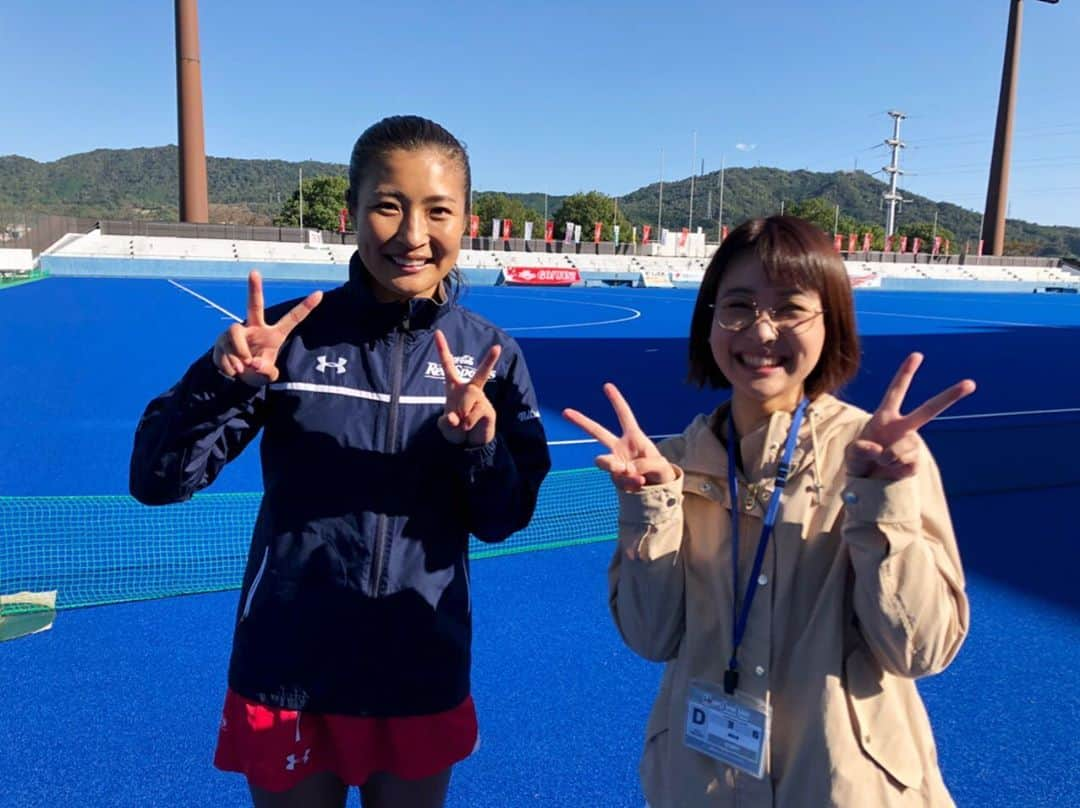 有田優理香さんのインスタグラム写真 - (有田優理香Instagram)「スポーツのあき。そして三橋あきさん🥰  きのうは、女子ホッケーコカコーラレッドスパークスの取材。久しぶりのホームゲームでした！週末の試合を連勝し、見事日本リーグ決勝トーナメント進出です✨  生で見るホッケーの試合は迫力満点！スティックを自在に操る姿は圧巻でした🏑強くて美しいなんて最強です…🥺  そして、選手のみなさん口を揃えて、チームでの試合で結果を出すことが来年のオリンピックに繋がると言っていました！これからも皆さんの活躍に注目しています！  #コカコーラレッドスパークス #女子ホッケー　#さくらジャパン #三橋亜記 選手　#広島テレビ　#テレビ派　#キニナル」10月25日 19時23分 - yurikaa0624