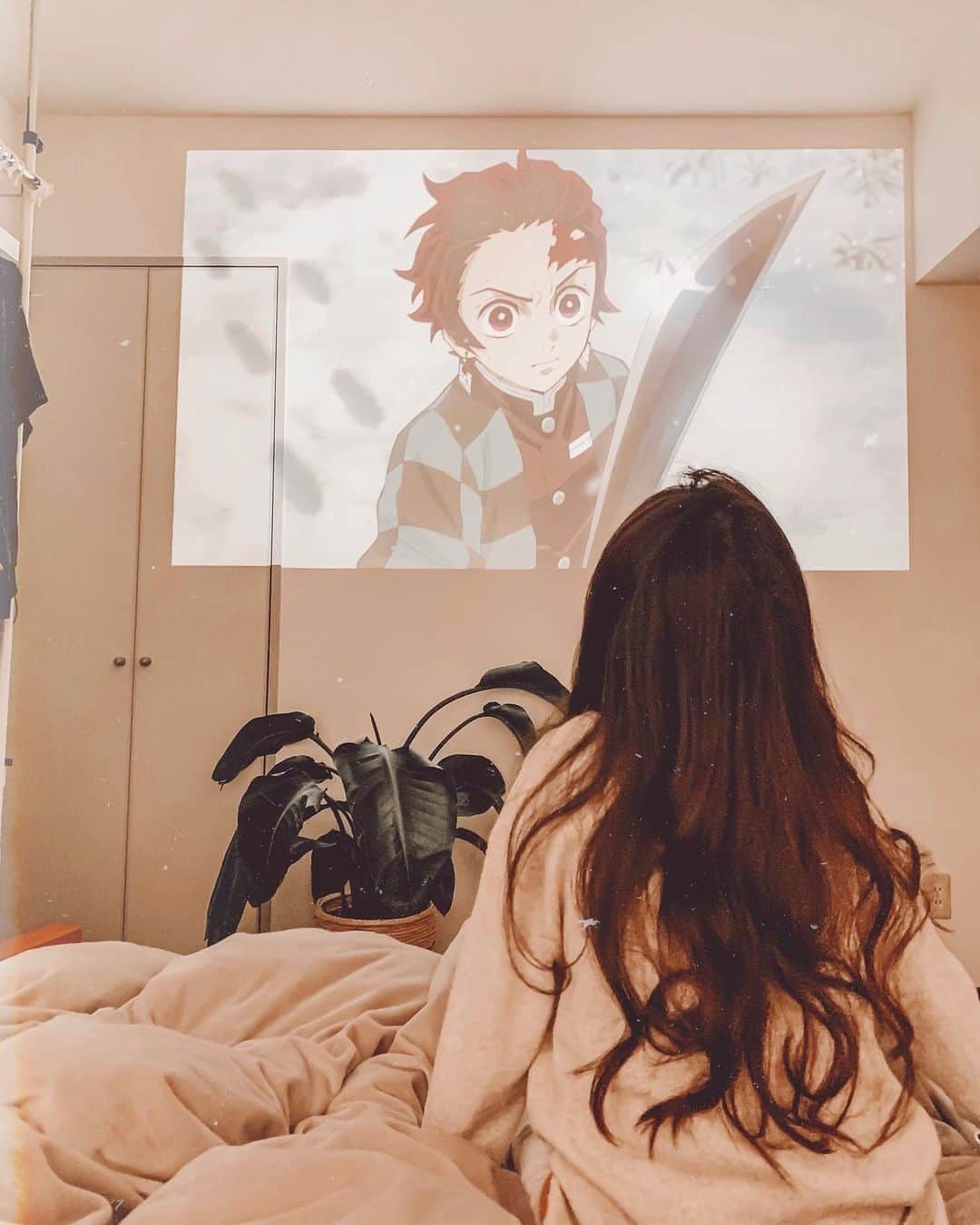 ✷kana✷のインスタグラム：「🎬🎞💡 . . ついにGET！！！ @popin.aladdin  で毎日ホームシアターです！！ 自宅のシーリングライトに取り付けるだけだから 全く場所を取らずに高画質、高音質で テレビも音楽も映画もYouTubeも見放題♡ . 👧🏽は相変わらず鬼滅三昧w 昼間でもちゃんと映るよ！ 私は寝る前にベッドで韓ドラ観るのが日課♡ . 10/29(木)〜10/30(金)23:59まで 公式サイトで発売後最安値SALEを やるみたいだからまじでチャンスです！☑︎ ほんとに最高だよ👏💡 . . #popInAladdin #大画面のある暮らし #ポップインアラジン2 #キム秘書見始めました」