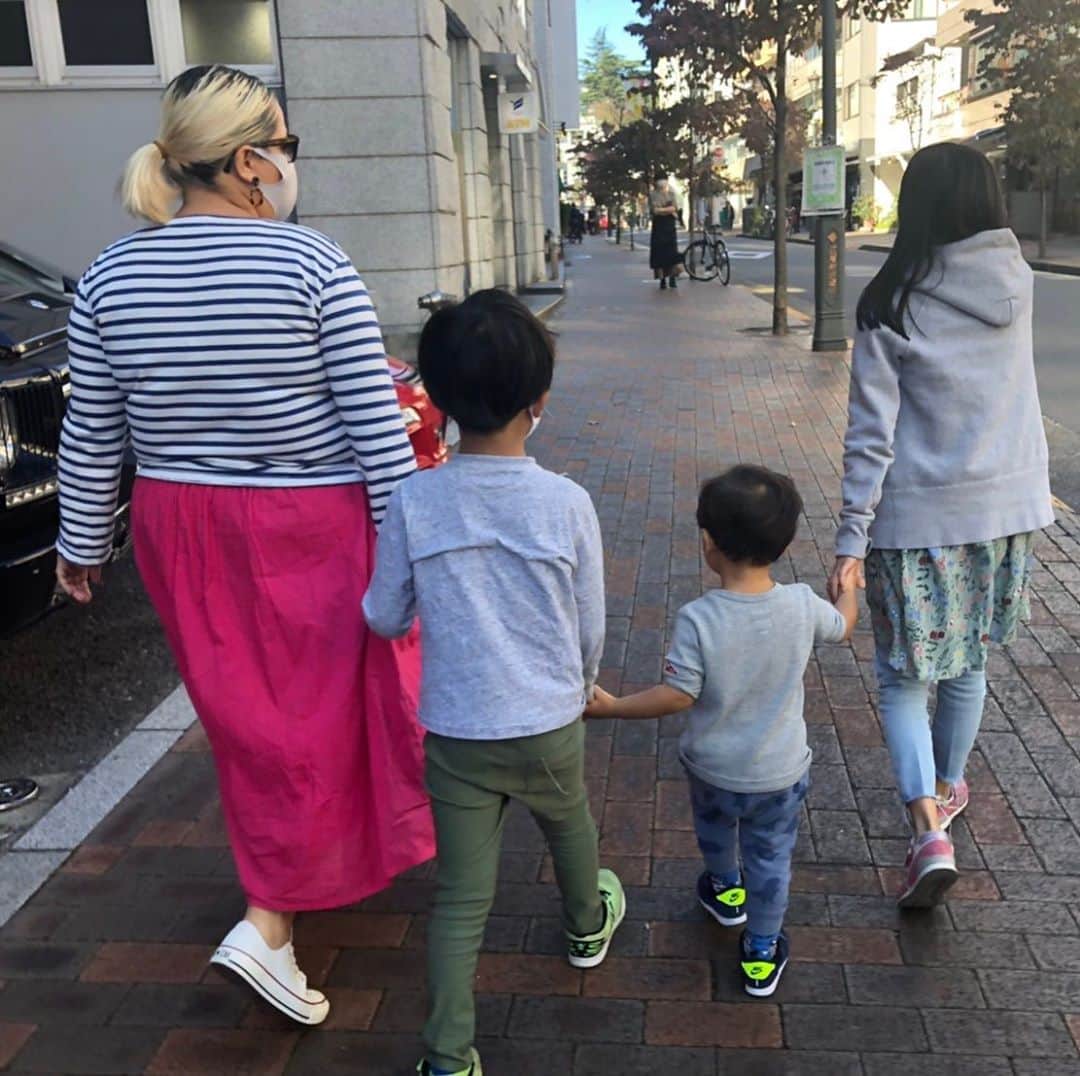 シモネのインスタグラム：「I love you all from the bottom of my heart !!!!   泣けるぐらいあなたたちの姿が愛おしい！！」