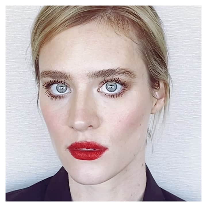 JO BAKERのインスタグラム：「M A C K E N Z I E • D A V I S 🇨🇦  Soft yet bold.... #redlip  #naturalskincare #barelythere #eyes on #mackenziedavis 💋 I can’t wait to see your new movie @happiestseason !!  #happiestseasonmovie  A young woman with a plan to propose to her girlfriend while at her family's annual holiday party discovers her partner hasn't yet come out to her conservative parents 👀 (Our Nov 25th)  - Can’t wait to see #kristenstewart and #mackenziedavis in this one!!  Style @karlawelchstylist  Hair @jennychohair ❣️ Makeup by me #jobakermakeupartist  ....wait til end of video...... S O U N D  O N 💥 #laugh #therapy」