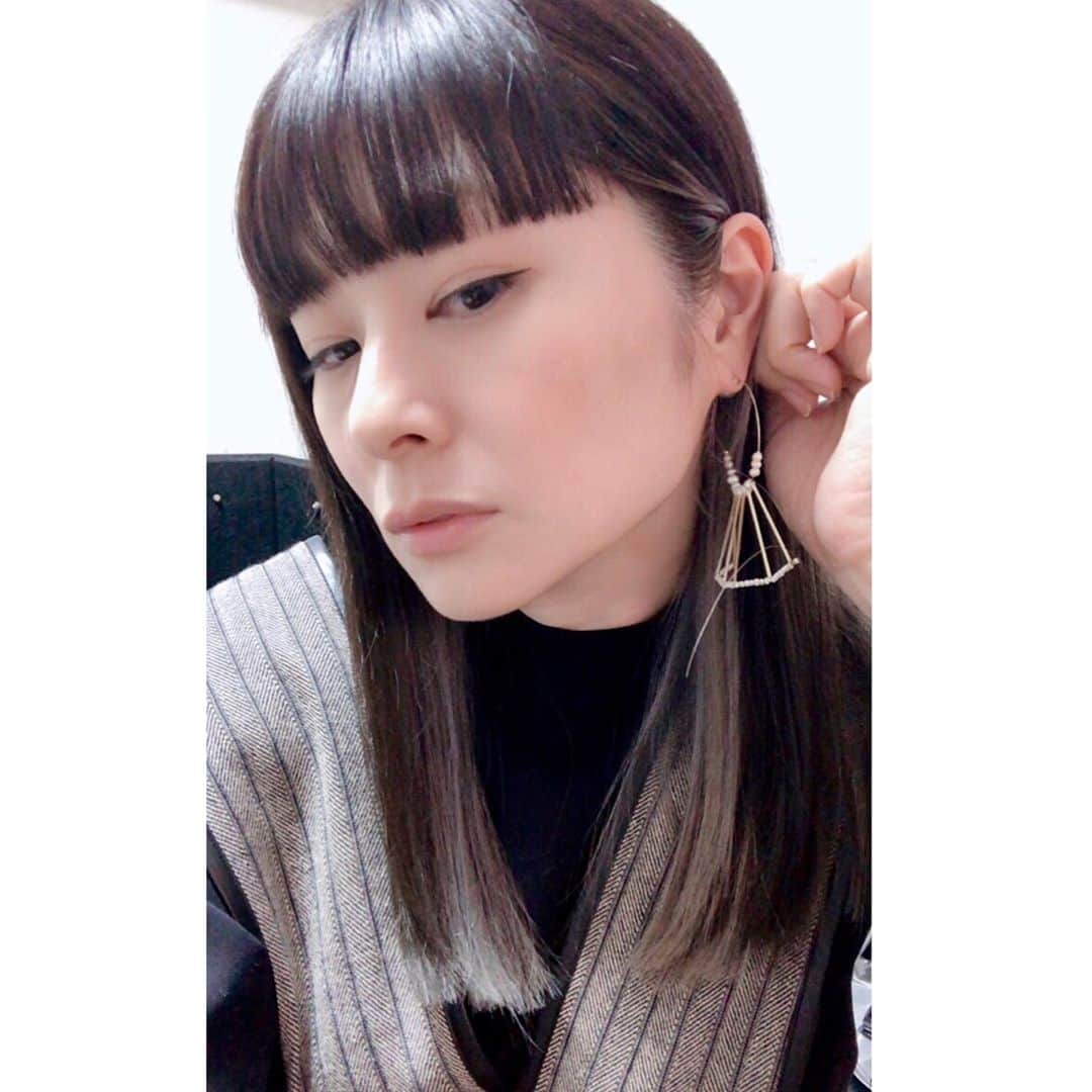 のインスタグラム：「New Hair ✂︎✂︎✂︎ ほんのりパープルを感じるシルバーのインナーカラーがとても素敵で、太陽に透かして眺めてる✨  今回も素敵に仕上げてくださりありがとうございました！ @kirhairdaikanyama  @___natsukosaito   外に出る機会がなくて、やっと着れたワンピースとも相性良い♪  #インナーカラー #シルバーカラー #インナーカラーシルバー #グレーアッシュ #アドーア #Adore_jp #ワイエムウォルツ #YMWalts #dramajewelry」