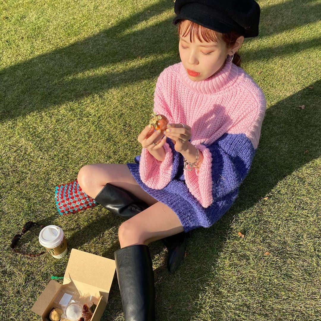 瀬戸あゆみさんのインスタグラム写真 - (瀬戸あゆみInstagram)「ピクニックの季節、ひたすらに嬉しい。🍁 すこしの空き時間でもホットドリンクとスイーツ持ってなるべくピクニックしたい。 太陽の光を浴びてたい。☀️  この日のスイーツはだいすきな @suzukake_official 、伊勢丹に寄ったので。 和菓子もすきです。。！  いまの季節は栗きんとんがおいしすぎ。🌰 終わる前にあと3回は食べたい。  #ayumi_outfit  #dearsisterhood #鈴懸」10月25日 19時26分 - setoayumi