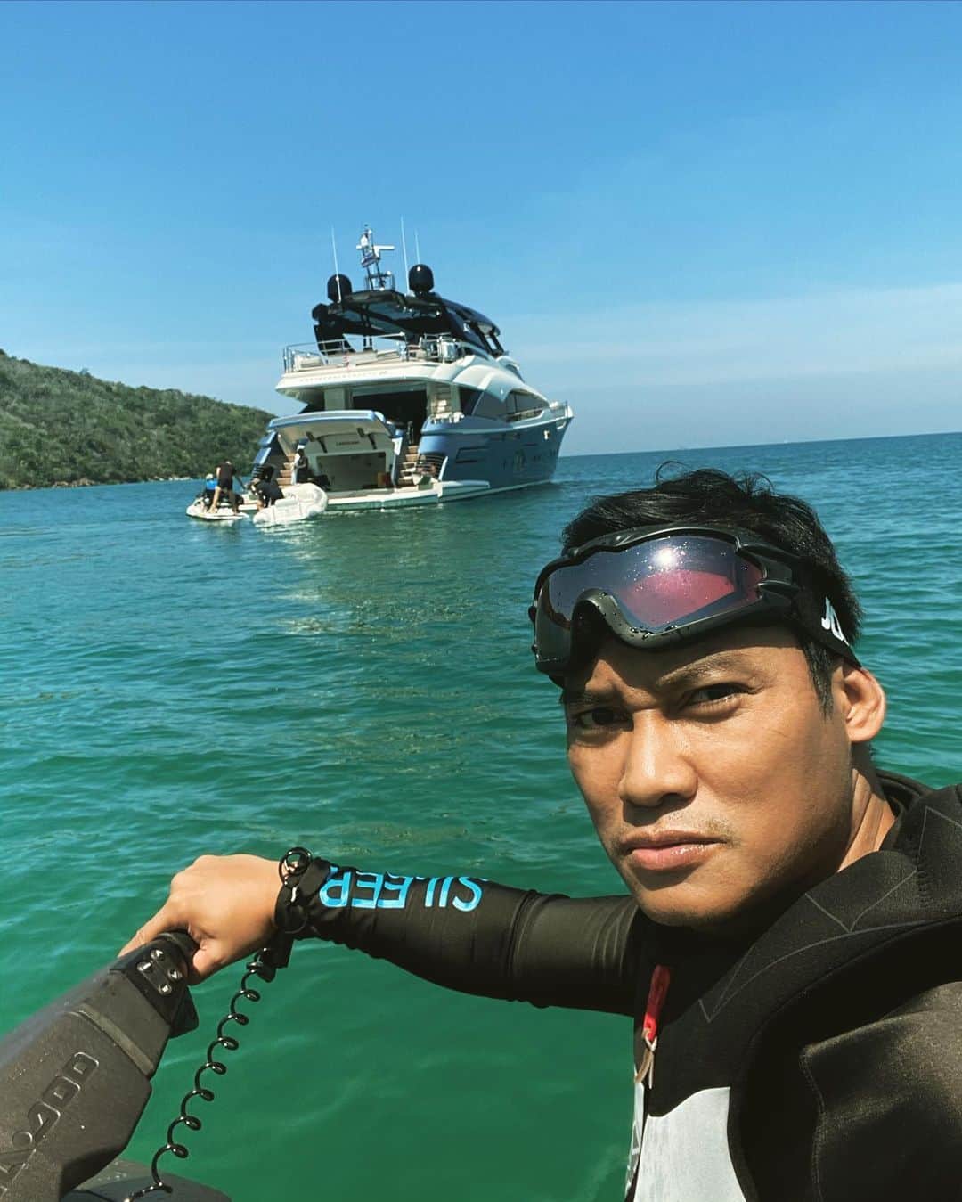 トニー・ジャーのインスタグラム：「Ready for the Jet-ski😂😆」