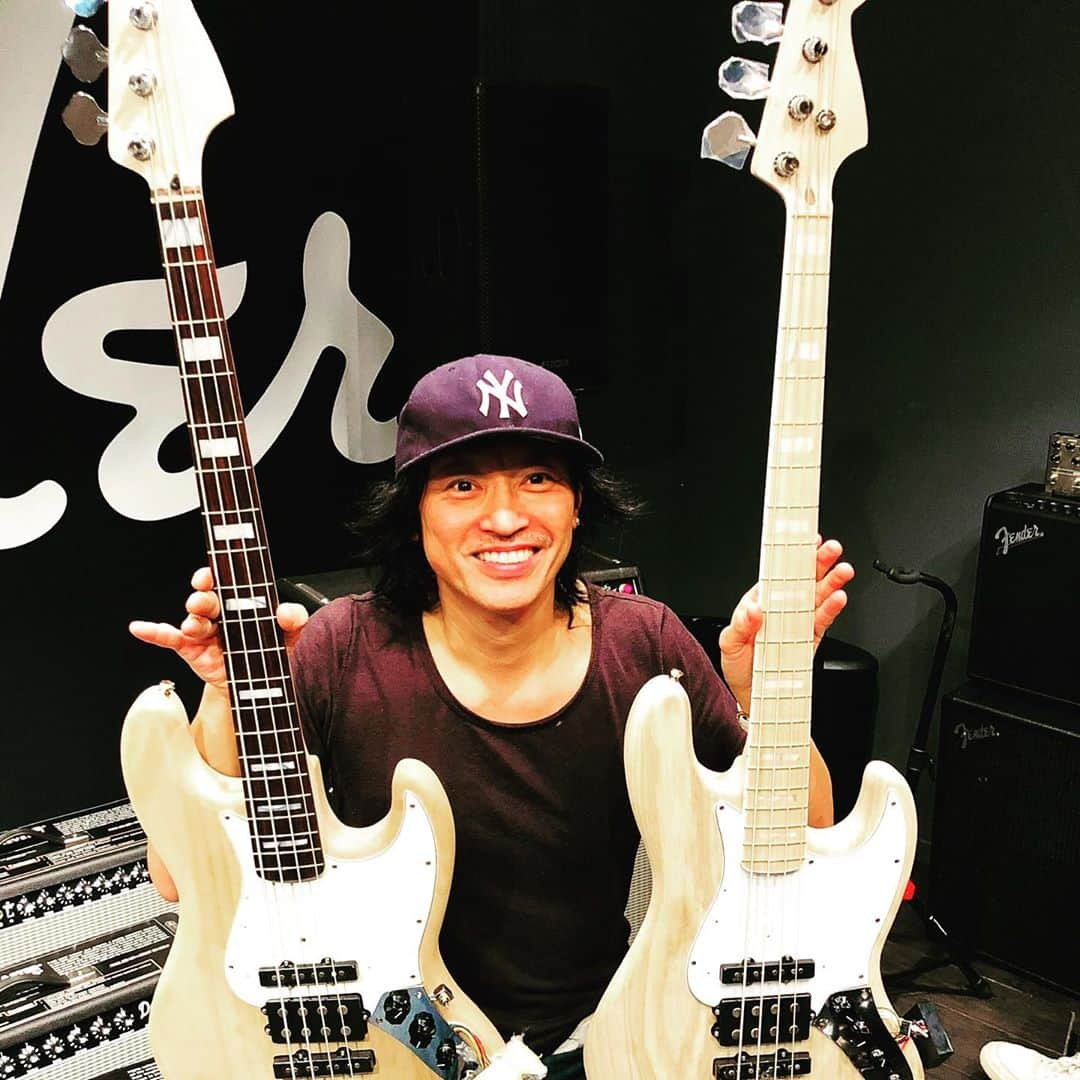 日野賢二さんのインスタグラム写真 - (日野賢二Instagram)「Fender Jino Jazz Bass on Sale Now!  There’s never been in History of Fender Basses that has Jino Jazz Bass pickup System. Jazz Bass with Music Man Type Humbucker pickups (Made by Leo Fender After He sold Fender and started Music Man ).  It’s like having Best of both Leo Fender’s world of Jazz Bass And MM Stingray All in one! With 3 Vol and a stack 2Band on board preamp. Master Builder Jason Smith  Built the Custom Shop Relic Jino Jazz Bass and it’s a Beast!! but was not affordable to average joe...So the  Body and the neck and the Jazz Bass pick ups were made and designed by Master Builder Mark Kendrick and Electronics and others were built by Shuhei Ukai and brilliant Guys at Fender in Tokyo. My Brother Mas Hino Designed the 3 pick up system while back but ;we took it to another level . With FJJB pick up system you can have up to 6 different pick up combinations.:6 tones!  It’s in every music store across japan&online! Amazon,Rakuten,Sound House,IshibashiGakki,Ikebe,MusicLandKey, keymusic,Mikki Gakki, rock inn, Shimamura,Digimart,Shop Fender.Com,and local music stores check it out! Turn the pages to look at sneak peak preview of Fender Jino Jazz Bass prototypes!   ■Body Material:Ash ■Body Finish:Gloss Polyester ■Neck:Maple, 1975 “U”Neck ■Finish:Satin Urethane ■Fingerboard:Rosewood, 7.25” (184.1 mm)Frets:20, Narrow Tall ■Position Inlays:White Pearloid Block (Rosewood) ■Nut (Material/Width):Bone, 1.5” (38.1 mm) ■Tuning Machines:Pure Vintage ‘70s with Fender Logo ■Scale Length:34” (86.36 cm) ■Bridge:4-Saddle HiMass (Toploaded) ■Pickguard:3-Ply Mint Green ■Pickups:Premium Vintage-Style 70s Single-Coil Jazz Bass (Bridge), Modern Modified Humbucking Pickup (Middle), Premium Vintage-Style 70s Single-Coil Jazz Bass (Neck) ■Pickup Switching:Middle Pickup Only On/Off with Volume 3 Push/Pull Function ■Controls:Volume 1. (Neck Pickup with Push/Pull Active/Passive), Volume 2. (Bridge Pickup), Volume 3. (Middle Pickup with Push/Pull Middle Pickup Only), Treble Boost, Bass Boost, ■Control Knobs:Knurled Flat-Top  #fender #fenderbass #fenderjazz #fenderjazzbass #jinobass #kenjihino #kenjijinohino  #bassplayer #bass #fenderjinojazzbass」10月25日 19時37分 - jinobass