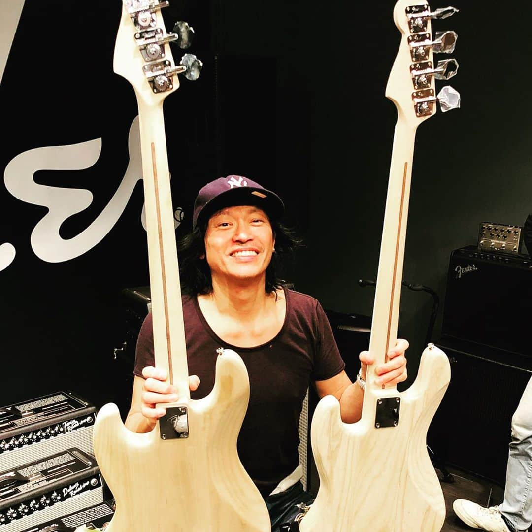 日野賢二さんのインスタグラム写真 - (日野賢二Instagram)「Fender Jino Jazz Bass on Sale Now!  There’s never been in History of Fender Basses that has Jino Jazz Bass pickup System. Jazz Bass with Music Man Type Humbucker pickups (Made by Leo Fender After He sold Fender and started Music Man ).  It’s like having Best of both Leo Fender’s world of Jazz Bass And MM Stingray All in one! With 3 Vol and a stack 2Band on board preamp. Master Builder Jason Smith  Built the Custom Shop Relic Jino Jazz Bass and it’s a Beast!! but was not affordable to average joe...So the  Body and the neck and the Jazz Bass pick ups were made and designed by Master Builder Mark Kendrick and Electronics and others were built by Shuhei Ukai and brilliant Guys at Fender in Tokyo. My Brother Mas Hino Designed the 3 pick up system while back but ;we took it to another level . With FJJB pick up system you can have up to 6 different pick up combinations.:6 tones!  It’s in every music store across japan&online! Amazon,Rakuten,Sound House,IshibashiGakki,Ikebe,MusicLandKey, keymusic,Mikki Gakki, rock inn, Shimamura,Digimart,Shop Fender.Com,and local music stores check it out! Turn the pages to look at sneak peak preview of Fender Jino Jazz Bass prototypes!   ■Body Material:Ash ■Body Finish:Gloss Polyester ■Neck:Maple, 1975 “U”Neck ■Finish:Satin Urethane ■Fingerboard:Rosewood, 7.25” (184.1 mm)Frets:20, Narrow Tall ■Position Inlays:White Pearloid Block (Rosewood) ■Nut (Material/Width):Bone, 1.5” (38.1 mm) ■Tuning Machines:Pure Vintage ‘70s with Fender Logo ■Scale Length:34” (86.36 cm) ■Bridge:4-Saddle HiMass (Toploaded) ■Pickguard:3-Ply Mint Green ■Pickups:Premium Vintage-Style 70s Single-Coil Jazz Bass (Bridge), Modern Modified Humbucking Pickup (Middle), Premium Vintage-Style 70s Single-Coil Jazz Bass (Neck) ■Pickup Switching:Middle Pickup Only On/Off with Volume 3 Push/Pull Function ■Controls:Volume 1. (Neck Pickup with Push/Pull Active/Passive), Volume 2. (Bridge Pickup), Volume 3. (Middle Pickup with Push/Pull Middle Pickup Only), Treble Boost, Bass Boost, ■Control Knobs:Knurled Flat-Top  #fender #fenderbass #fenderjazz #fenderjazzbass #jinobass #kenjihino #kenjijinohino  #bassplayer #bass #fenderjinojazzbass」10月25日 19時37分 - jinobass