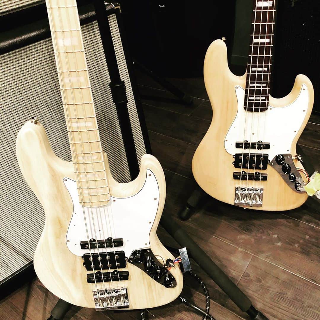 日野賢二さんのインスタグラム写真 - (日野賢二Instagram)「Fender Jino Jazz Bass on Sale Now!  There’s never been in History of Fender Basses that has Jino Jazz Bass pickup System. Jazz Bass with Music Man Type Humbucker pickups (Made by Leo Fender After He sold Fender and started Music Man ).  It’s like having Best of both Leo Fender’s world of Jazz Bass And MM Stingray All in one! With 3 Vol and a stack 2Band on board preamp. Master Builder Jason Smith  Built the Custom Shop Relic Jino Jazz Bass and it’s a Beast!! but was not affordable to average joe...So the  Body and the neck and the Jazz Bass pick ups were made and designed by Master Builder Mark Kendrick and Electronics and others were built by Shuhei Ukai and brilliant Guys at Fender in Tokyo. My Brother Mas Hino Designed the 3 pick up system while back but ;we took it to another level . With FJJB pick up system you can have up to 6 different pick up combinations.:6 tones!  It’s in every music store across japan&online! Amazon,Rakuten,Sound House,IshibashiGakki,Ikebe,MusicLandKey, keymusic,Mikki Gakki, rock inn, Shimamura,Digimart,Shop Fender.Com,and local music stores check it out! Turn the pages to look at sneak peak preview of Fender Jino Jazz Bass prototypes!   ■Body Material:Ash ■Body Finish:Gloss Polyester ■Neck:Maple, 1975 “U”Neck ■Finish:Satin Urethane ■Fingerboard:Rosewood, 7.25” (184.1 mm)Frets:20, Narrow Tall ■Position Inlays:White Pearloid Block (Rosewood) ■Nut (Material/Width):Bone, 1.5” (38.1 mm) ■Tuning Machines:Pure Vintage ‘70s with Fender Logo ■Scale Length:34” (86.36 cm) ■Bridge:4-Saddle HiMass (Toploaded) ■Pickguard:3-Ply Mint Green ■Pickups:Premium Vintage-Style 70s Single-Coil Jazz Bass (Bridge), Modern Modified Humbucking Pickup (Middle), Premium Vintage-Style 70s Single-Coil Jazz Bass (Neck) ■Pickup Switching:Middle Pickup Only On/Off with Volume 3 Push/Pull Function ■Controls:Volume 1. (Neck Pickup with Push/Pull Active/Passive), Volume 2. (Bridge Pickup), Volume 3. (Middle Pickup with Push/Pull Middle Pickup Only), Treble Boost, Bass Boost, ■Control Knobs:Knurled Flat-Top  #fender #fenderbass #fenderjazz #fenderjazzbass #jinobass #kenjihino #kenjijinohino  #bassplayer #bass #fenderjinojazzbass」10月25日 19時37分 - jinobass