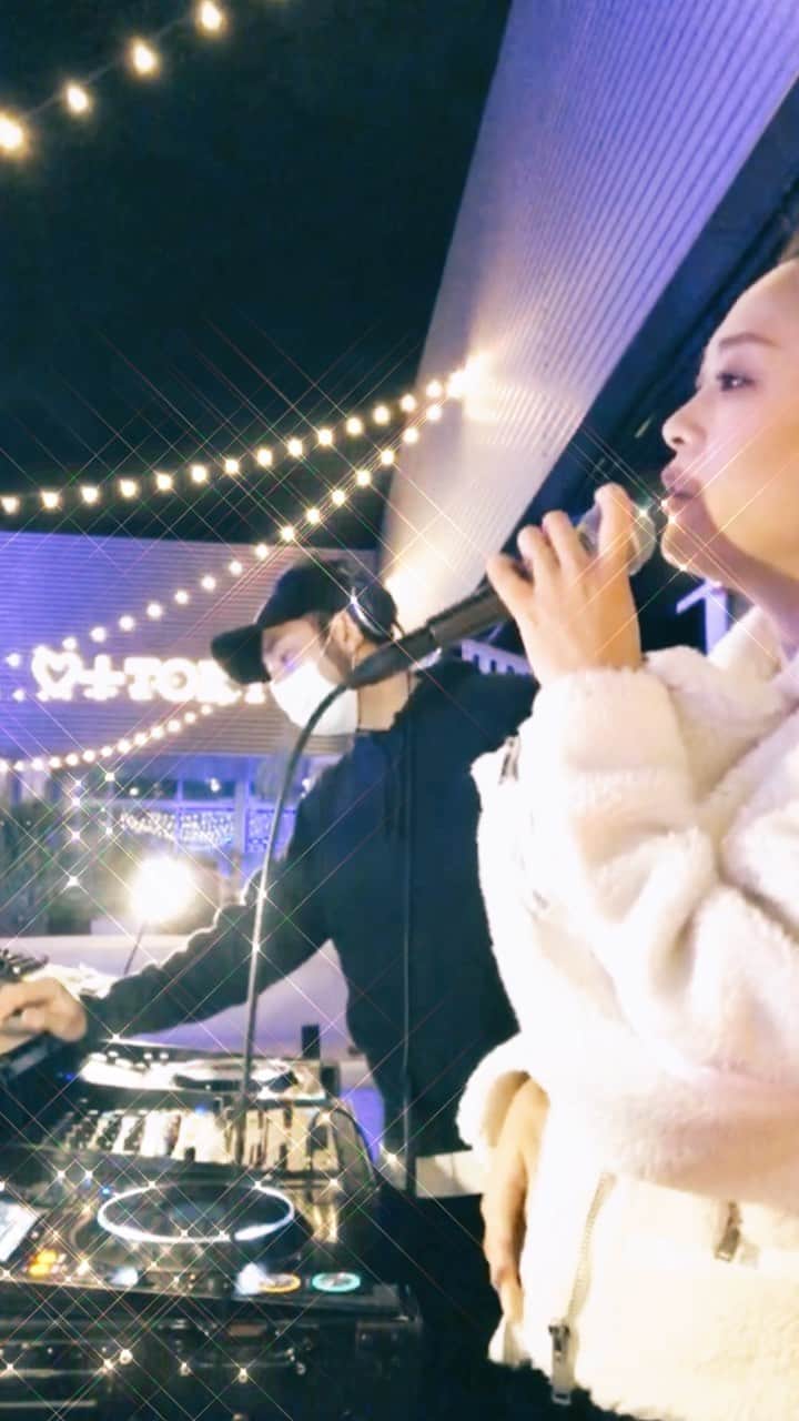 Yup’inのインスタグラム：「. with @tomono_dj @plustokyo . 昨夜ストーリーでカバー曲のアンケートをとったんだけど、一番票が多くて先日のDJの現場で歌った曲をシェアするね✌️(どの曲も接戦でした。投票ありがとう！) . こんな感じでDJの現場では、プレイしながらその場の雰囲気に合わせてライブを織り混ぜてやってます！ 是非味わいにきてね🎶  #接吻 #オリジナルラブ #originallove #田島貴男 さん #cover #カバー曲 #カバー動画 #歌ってみた」