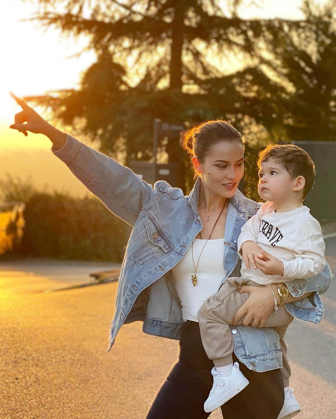 Fahriye Evcenさんのインスタグラム写真 - (Fahriye EvcenInstagram)「Bizimkisi bir aşk hikayesi.. 🧡 @burakozcivit」10月25日 19時31分 - evcenf