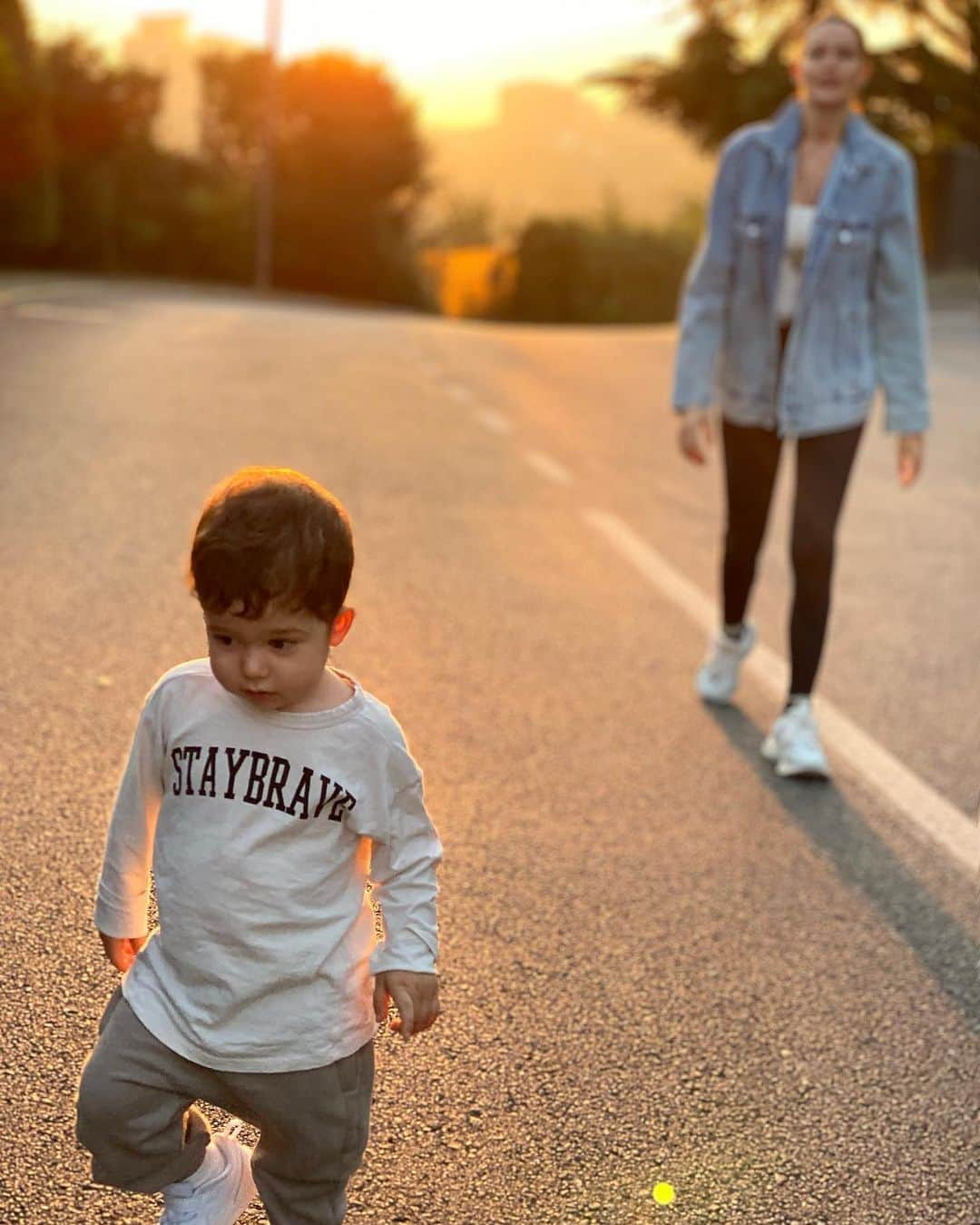 Fahriye Evcenさんのインスタグラム写真 - (Fahriye EvcenInstagram)「Bizimkisi bir aşk hikayesi.. 🧡 @burakozcivit」10月25日 19時31分 - evcenf