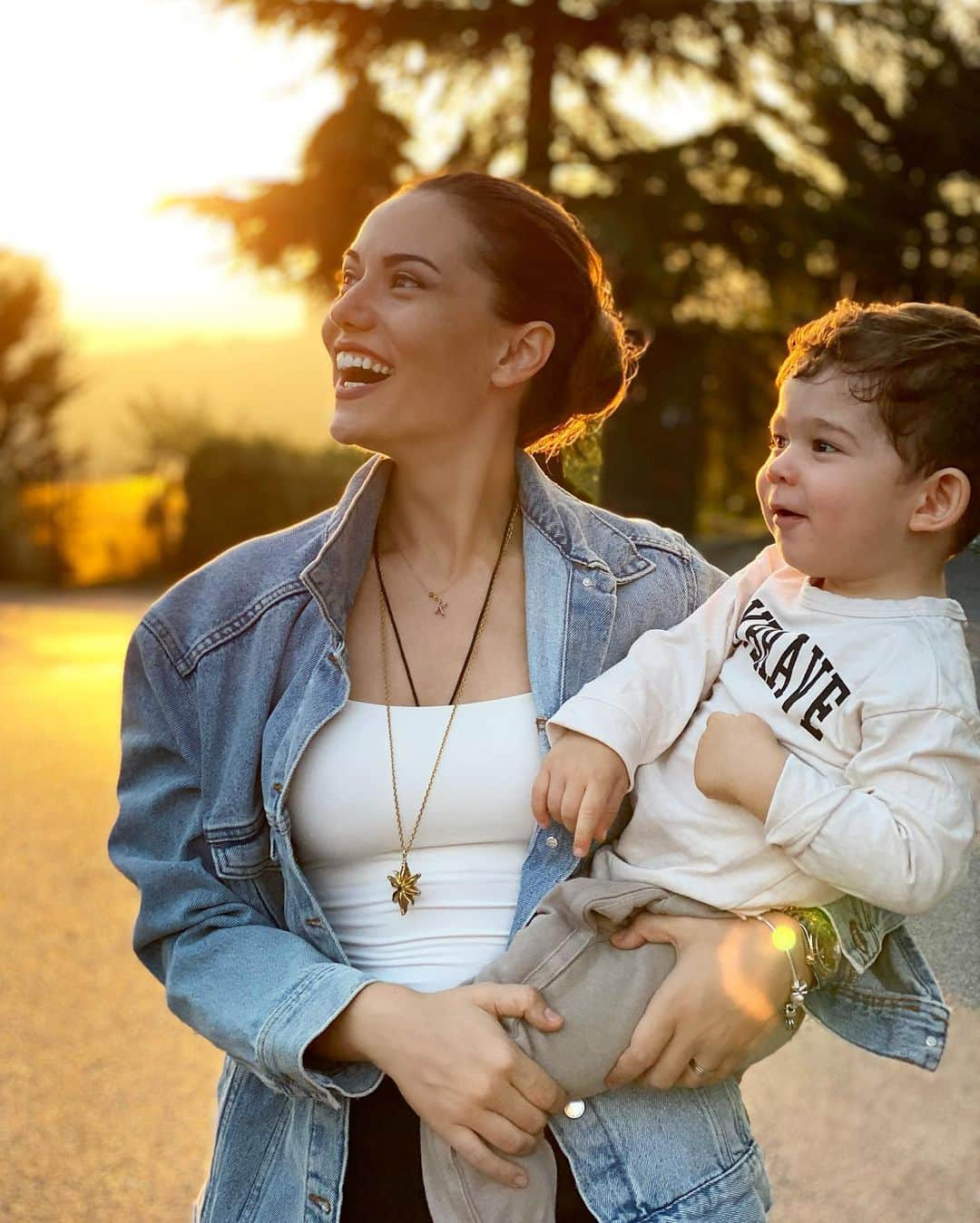 Fahriye Evcenのインスタグラム：「Bizimkisi bir aşk hikayesi.. 🧡 @burakozcivit」