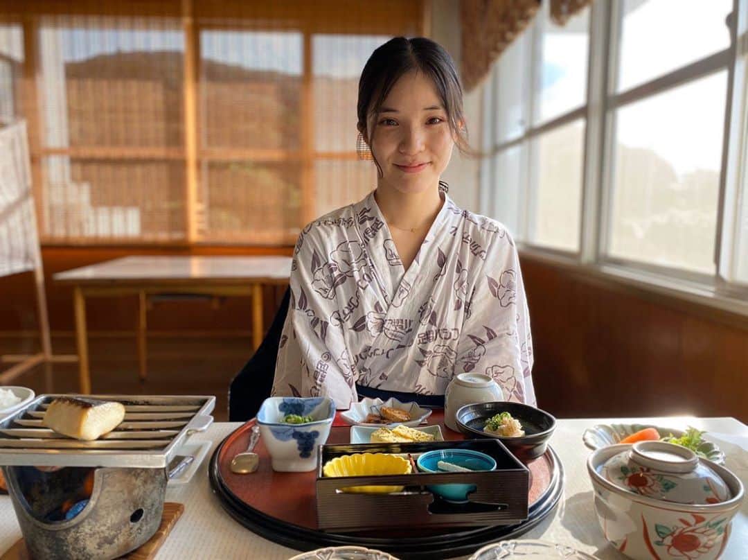 仮谷せいらのインスタグラム：「旅館で朝ごはんの時って 大体まだ寝ぼけてて目が開いてない😂  @ashizuri_ph」