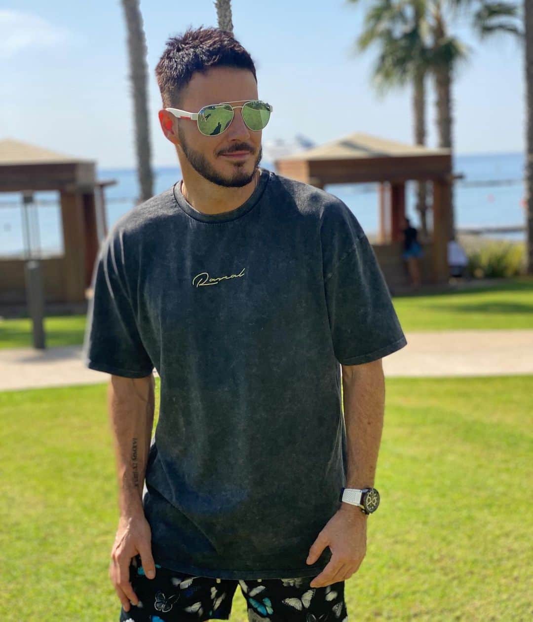 F2Freestylersのインスタグラム：「Holiday vibes 👌🏻🏖☀️. New @rascal_clothing tee making its debut appearance. Who likes our new Rascal logo design?? 😎👌🏻」