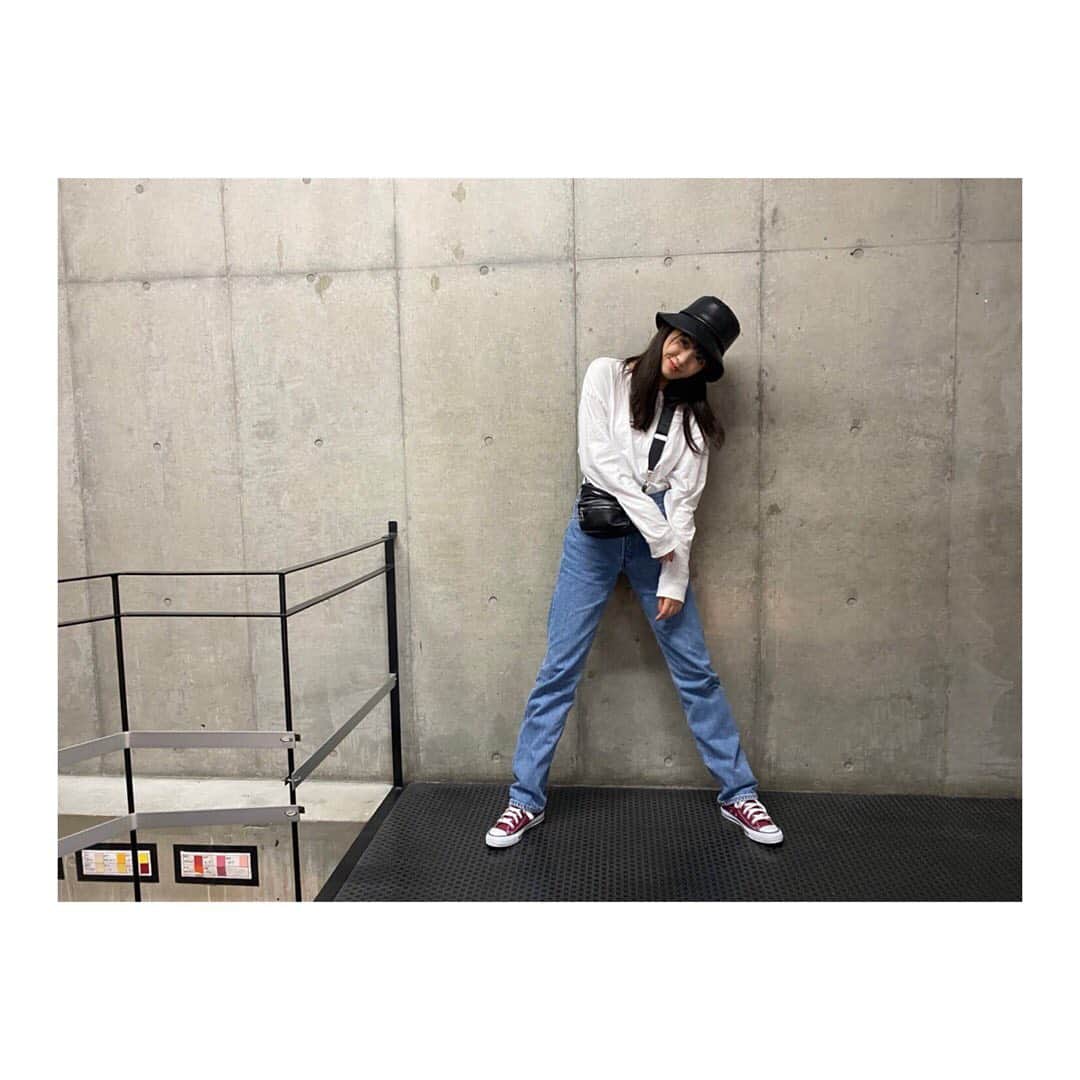 湊胡遥のインスタグラム：「・ いつかの私服☺︎ 古着屋さんで出会ったデニムの丈、形、色、全てが完璧なのです。。   すごくお気に入り🔵  今回は、新しくGETした秋色のコンバースや、フェイクレザーの小物と合わせて秋っぽいコーデにしてみたよ。 ブランドはタグ付けしてます💫 (トップスは、アカウントがどれか分からなかった…KANGOLのです！)」