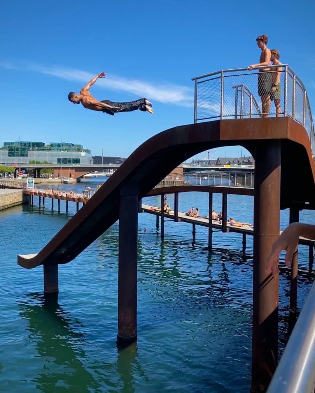 National Geographic Travelさんのインスタグラム写真 - (National Geographic TravelInstagram)「Photo by @Justin.Jin / A man leaps off a platform into a canal in Copenhagen, the modern, energetic capital of Denmark. The Scandinavian city is built around seawater, giving urbanites plenty of lunchtime swimming possibilities.  Follow @justin.jin for more stories and images from around the world. #copenhagen #denmark #justinjin #swimming #wildswimming」10月25日 19時39分 - natgeotravel