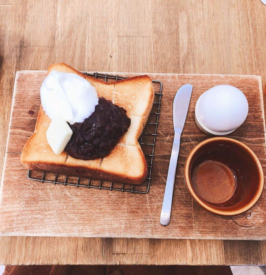 熊崎晴香さんのインスタグラム写真 - (熊崎晴香Instagram)「SKEモーニング部始動🍞🥐☕️﻿ ﻿ 第1回目は﻿ 天然酵母の食パン専門店﻿ つばめパン&Milk へ行ってきました！﻿ ﻿ 今回私たちが食べたのは﻿ やはり名古屋といえばの﻿ 小倉トーストだよね！！🍞﻿ ﻿ モーニングは﻿ バタートーストと小倉トーストの2種類から﻿ 選べるんだけど、﻿ ﻿ バタートーストは﻿ ¥ドリンク代+100 ﻿ ﻿ 小倉トーストは﻿ ¥ドリンク代＋200﻿ ﻿ しかもそれにゆで卵もついてるのです🥰🥚﻿ ﻿ よきですね〜🥰﻿ ﻿ 食パンは分厚く、ふわふわ、もっちり！！﻿ その上に伊勢製餡のつぶあんとこだわりの北海道生ホイップ！﻿ 濃厚なつぶあんと甘さ控えめの生ホイップ、バターの相性がたまらんのです❤️﻿ ﻿ モーニングは﻿ 8:00〜11:00 AM﻿ ﻿ そして、まだまだ食べました😋﻿ ここからは11:00〜頼めるメニューです⚠️﻿ ﻿ オムレツサンド ¥650﻿ お持ち帰り可能✨﻿ ﻿ ふわふわトロトロのオムレツ！﻿ 大好きな半熟！！最高！！﻿ それにチーズが入っており、ボリューム抜群！﻿ あまじょっぱさが良きでした😋﻿ ﻿ ﻿ ﻿ 🎃厚切りパンプキントースト🎃　¥850﻿ パンプキンは尼ヶ坂本店限定❗️﻿ 10月の期間限定﻿ 　　　　　↑この言葉に弱い😅﻿ ﻿ 食パンの中にかぼちゃのポタージュが🤤﻿ ブラックペッパーとチーズのアクセントが💯﻿ 濃厚でクリーミーなかぼちゃポタージュにひたされた食パンもまたよきです😋﻿ ﻿ 秋を味わえました🍁﻿ ﻿ なんとこちら！1日限定15食❗️﻿ 食べたい方は11時に合わせて行くといいですね﻿ ﻿ そして、来月の11月トーストは何になるのか！楽しみです🤗また行きたいな^ ^﻿ ﻿ ﻿ 天然酵母の食パン専門店﻿ つばめパン&Milk 尼ヶ坂本店﻿ 🚃名鉄瀬戸線　「尼ヶ坂駅」徒歩2分﻿ 愛知県名古屋市北区大杉1-18-21 SAKUMACHI商店街 ﻿ ﻿ 営業時間﻿ 8:00〜19:00﻿ ﻿ ﻿ #SKEモーニング部　#名古屋モーニング　#モーニング #moaning #Cafe #名古屋カフェ　#愛知カフェ　#食パン　#トースト　﻿ #つばめパン　#sakumachi商店街﻿」10月25日 19時39分 - kumakuma9810