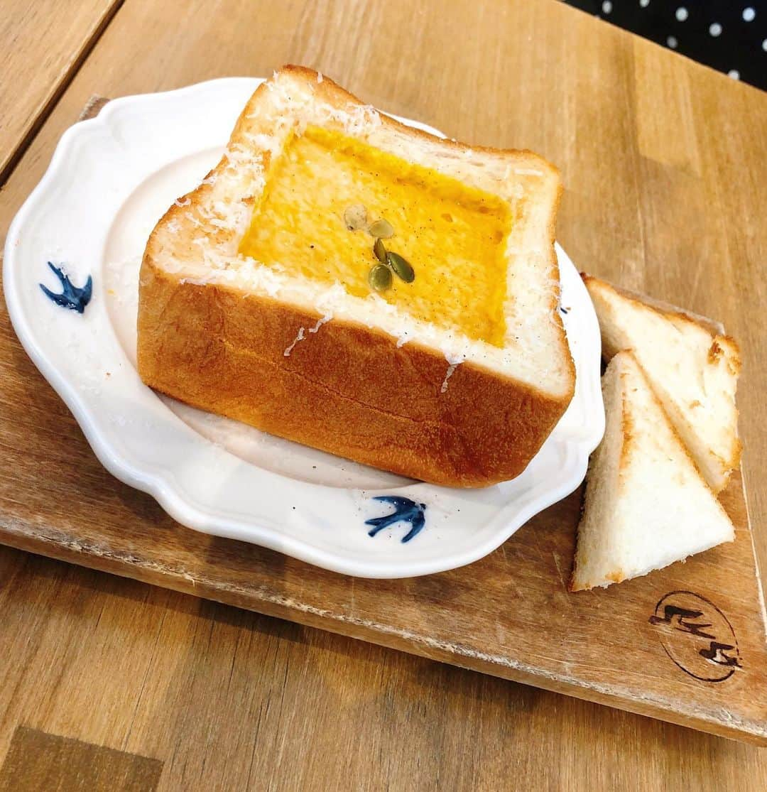 熊崎晴香さんのインスタグラム写真 - (熊崎晴香Instagram)「SKEモーニング部始動🍞🥐☕️﻿ ﻿ 第1回目は﻿ 天然酵母の食パン専門店﻿ つばめパン&Milk へ行ってきました！﻿ ﻿ 今回私たちが食べたのは﻿ やはり名古屋といえばの﻿ 小倉トーストだよね！！🍞﻿ ﻿ モーニングは﻿ バタートーストと小倉トーストの2種類から﻿ 選べるんだけど、﻿ ﻿ バタートーストは﻿ ¥ドリンク代+100 ﻿ ﻿ 小倉トーストは﻿ ¥ドリンク代＋200﻿ ﻿ しかもそれにゆで卵もついてるのです🥰🥚﻿ ﻿ よきですね〜🥰﻿ ﻿ 食パンは分厚く、ふわふわ、もっちり！！﻿ その上に伊勢製餡のつぶあんとこだわりの北海道生ホイップ！﻿ 濃厚なつぶあんと甘さ控えめの生ホイップ、バターの相性がたまらんのです❤️﻿ ﻿ モーニングは﻿ 8:00〜11:00 AM﻿ ﻿ そして、まだまだ食べました😋﻿ ここからは11:00〜頼めるメニューです⚠️﻿ ﻿ オムレツサンド ¥650﻿ お持ち帰り可能✨﻿ ﻿ ふわふわトロトロのオムレツ！﻿ 大好きな半熟！！最高！！﻿ それにチーズが入っており、ボリューム抜群！﻿ あまじょっぱさが良きでした😋﻿ ﻿ ﻿ ﻿ 🎃厚切りパンプキントースト🎃　¥850﻿ パンプキンは尼ヶ坂本店限定❗️﻿ 10月の期間限定﻿ 　　　　　↑この言葉に弱い😅﻿ ﻿ 食パンの中にかぼちゃのポタージュが🤤﻿ ブラックペッパーとチーズのアクセントが💯﻿ 濃厚でクリーミーなかぼちゃポタージュにひたされた食パンもまたよきです😋﻿ ﻿ 秋を味わえました🍁﻿ ﻿ なんとこちら！1日限定15食❗️﻿ 食べたい方は11時に合わせて行くといいですね﻿ ﻿ そして、来月の11月トーストは何になるのか！楽しみです🤗また行きたいな^ ^﻿ ﻿ ﻿ 天然酵母の食パン専門店﻿ つばめパン&Milk 尼ヶ坂本店﻿ 🚃名鉄瀬戸線　「尼ヶ坂駅」徒歩2分﻿ 愛知県名古屋市北区大杉1-18-21 SAKUMACHI商店街 ﻿ ﻿ 営業時間﻿ 8:00〜19:00﻿ ﻿ ﻿ #SKEモーニング部　#名古屋モーニング　#モーニング #moaning #Cafe #名古屋カフェ　#愛知カフェ　#食パン　#トースト　﻿ #つばめパン　#sakumachi商店街﻿」10月25日 19時39分 - kumakuma9810