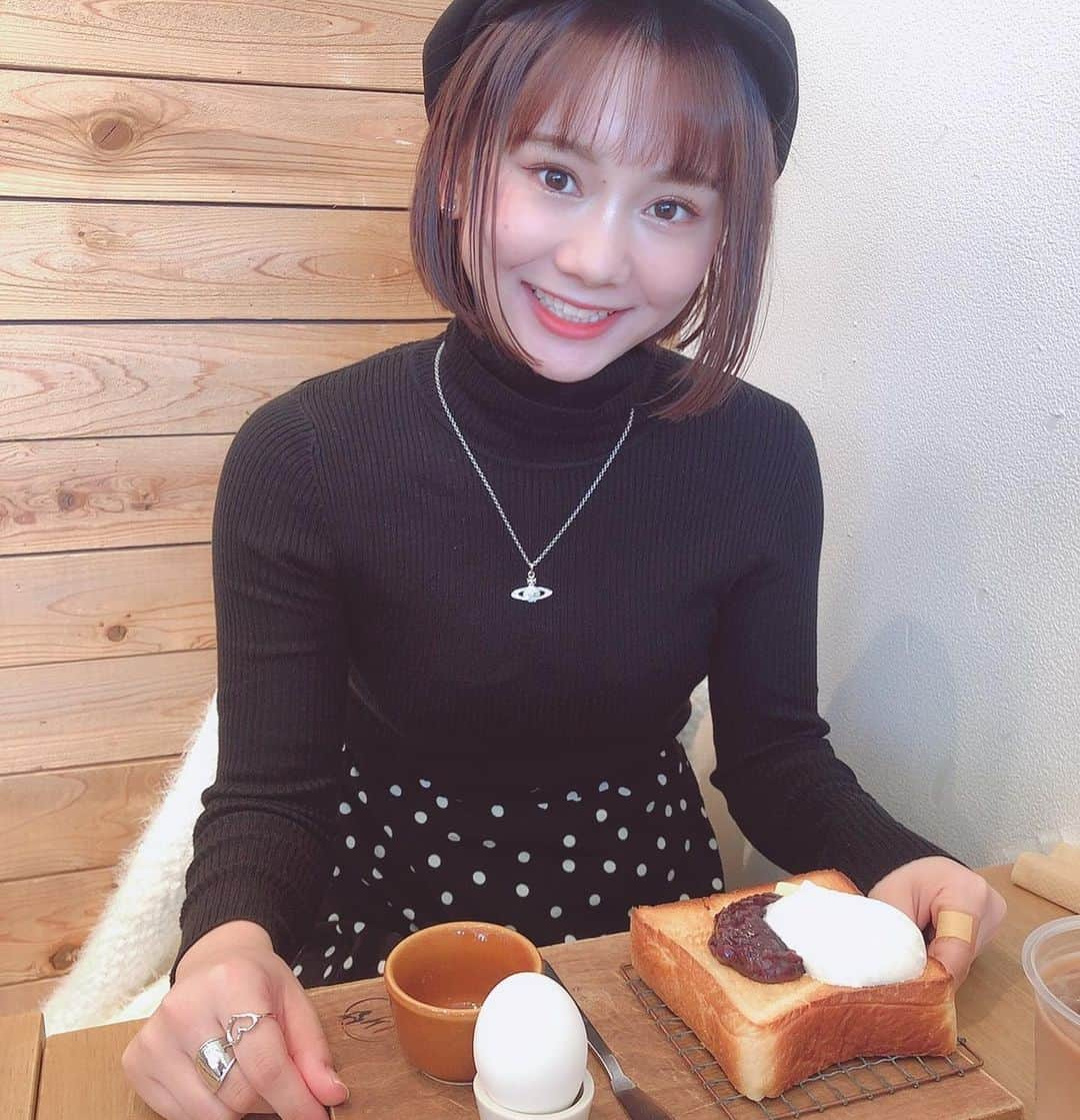 熊崎晴香さんのインスタグラム写真 - (熊崎晴香Instagram)「SKEモーニング部始動🍞🥐☕️﻿ ﻿ 第1回目は﻿ 天然酵母の食パン専門店﻿ つばめパン&Milk へ行ってきました！﻿ ﻿ 今回私たちが食べたのは﻿ やはり名古屋といえばの﻿ 小倉トーストだよね！！🍞﻿ ﻿ モーニングは﻿ バタートーストと小倉トーストの2種類から﻿ 選べるんだけど、﻿ ﻿ バタートーストは﻿ ¥ドリンク代+100 ﻿ ﻿ 小倉トーストは﻿ ¥ドリンク代＋200﻿ ﻿ しかもそれにゆで卵もついてるのです🥰🥚﻿ ﻿ よきですね〜🥰﻿ ﻿ 食パンは分厚く、ふわふわ、もっちり！！﻿ その上に伊勢製餡のつぶあんとこだわりの北海道生ホイップ！﻿ 濃厚なつぶあんと甘さ控えめの生ホイップ、バターの相性がたまらんのです❤️﻿ ﻿ モーニングは﻿ 8:00〜11:00 AM﻿ ﻿ そして、まだまだ食べました😋﻿ ここからは11:00〜頼めるメニューです⚠️﻿ ﻿ オムレツサンド ¥650﻿ お持ち帰り可能✨﻿ ﻿ ふわふわトロトロのオムレツ！﻿ 大好きな半熟！！最高！！﻿ それにチーズが入っており、ボリューム抜群！﻿ あまじょっぱさが良きでした😋﻿ ﻿ ﻿ ﻿ 🎃厚切りパンプキントースト🎃　¥850﻿ パンプキンは尼ヶ坂本店限定❗️﻿ 10月の期間限定﻿ 　　　　　↑この言葉に弱い😅﻿ ﻿ 食パンの中にかぼちゃのポタージュが🤤﻿ ブラックペッパーとチーズのアクセントが💯﻿ 濃厚でクリーミーなかぼちゃポタージュにひたされた食パンもまたよきです😋﻿ ﻿ 秋を味わえました🍁﻿ ﻿ なんとこちら！1日限定15食❗️﻿ 食べたい方は11時に合わせて行くといいですね﻿ ﻿ そして、来月の11月トーストは何になるのか！楽しみです🤗また行きたいな^ ^﻿ ﻿ ﻿ 天然酵母の食パン専門店﻿ つばめパン&Milk 尼ヶ坂本店﻿ 🚃名鉄瀬戸線　「尼ヶ坂駅」徒歩2分﻿ 愛知県名古屋市北区大杉1-18-21 SAKUMACHI商店街 ﻿ ﻿ 営業時間﻿ 8:00〜19:00﻿ ﻿ ﻿ #SKEモーニング部　#名古屋モーニング　#モーニング #moaning #Cafe #名古屋カフェ　#愛知カフェ　#食パン　#トースト　﻿ #つばめパン　#sakumachi商店街﻿」10月25日 19時39分 - kumakuma9810