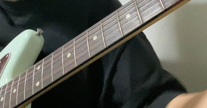 小野武正のインスタグラム：「今日のわしつなぎ八木くんのギター借りて生音でお届けしております 途中ミスって変な声出てますが、、、 KEYTALKのなんの曲でしょう！！！  #keytalk #わしつなぎ #2周目 #にゃい」